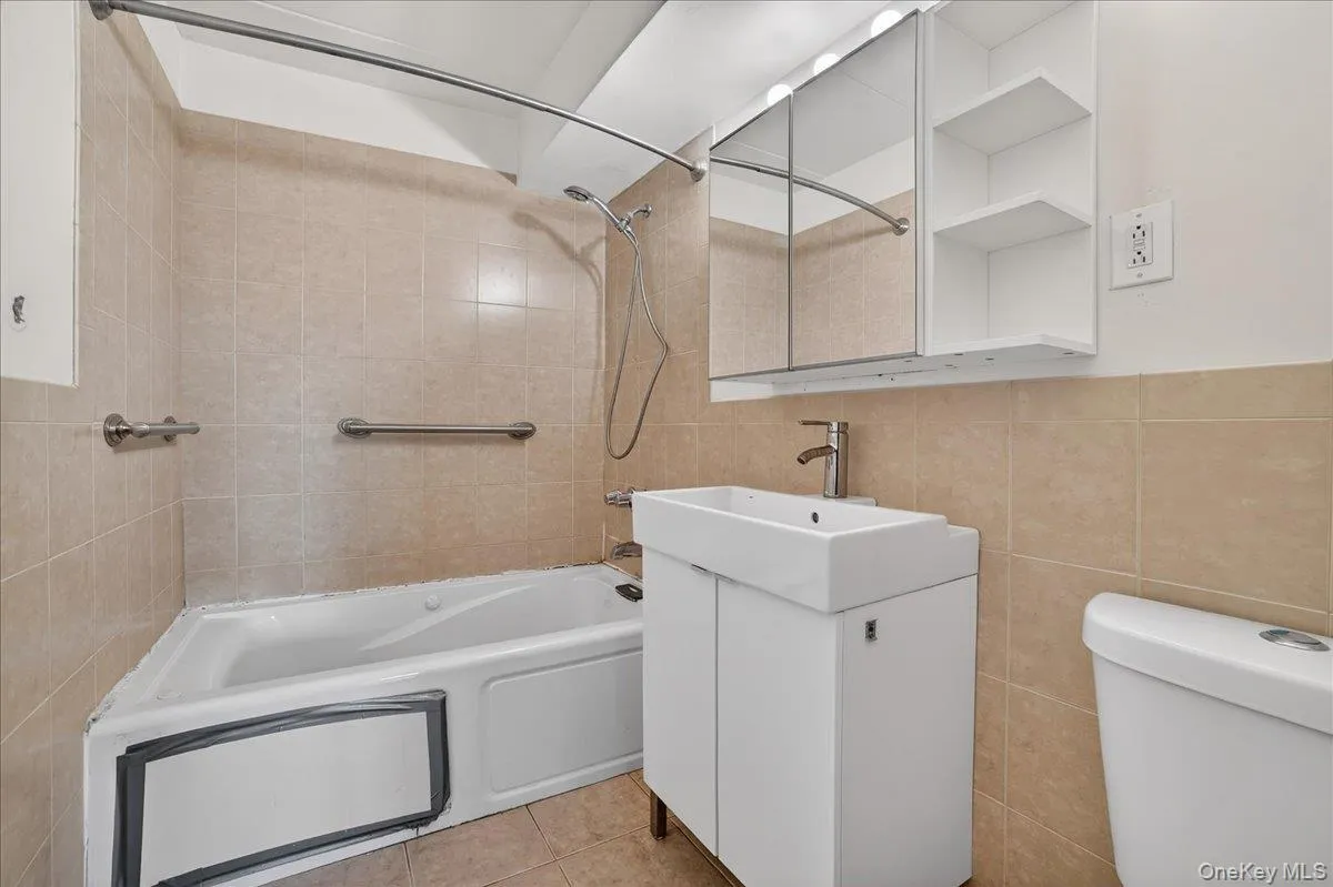 11 Park Avenue, Mount Vernon, NY, 3 Bedrooms Bedrooms, 6 Rooms Rooms,2 BathroomsBathrooms,Residential,For Rent,Park,0,970481 11 Park Avenue, Mount Vernon, NY, 3 Bedrooms Bedrooms, 6 Rooms Rooms,2 BathroomsBathrooms,Residential,For Rent,Park,0,970481