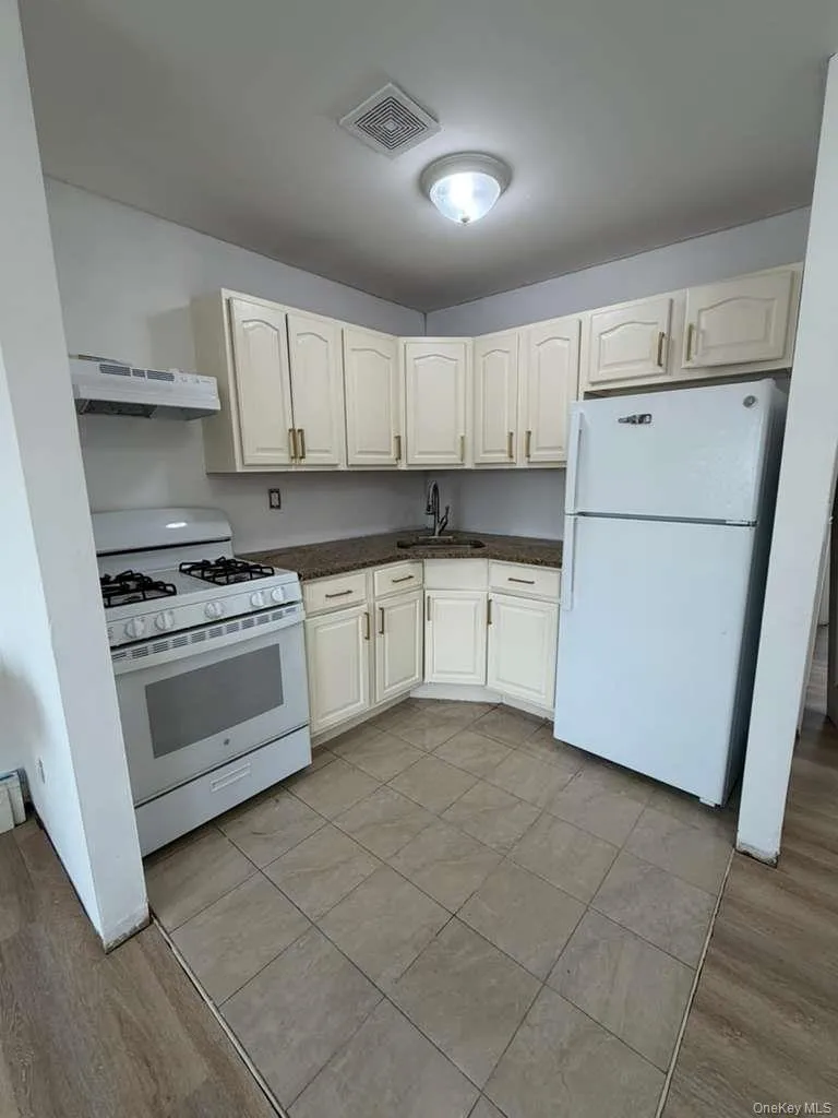 6951 Almeda Avenue, New York, NY, 3 Bedrooms Bedrooms, 4 Rooms Rooms,1 BathroomBathrooms,Residential Lease,For Rent,Almeda,0,970507 6951 Almeda Avenue, New York, NY, 3 Bedrooms Bedrooms, 4 Rooms Rooms,1 BathroomBathrooms,Residential Lease,For Rent,Almeda,0,970507