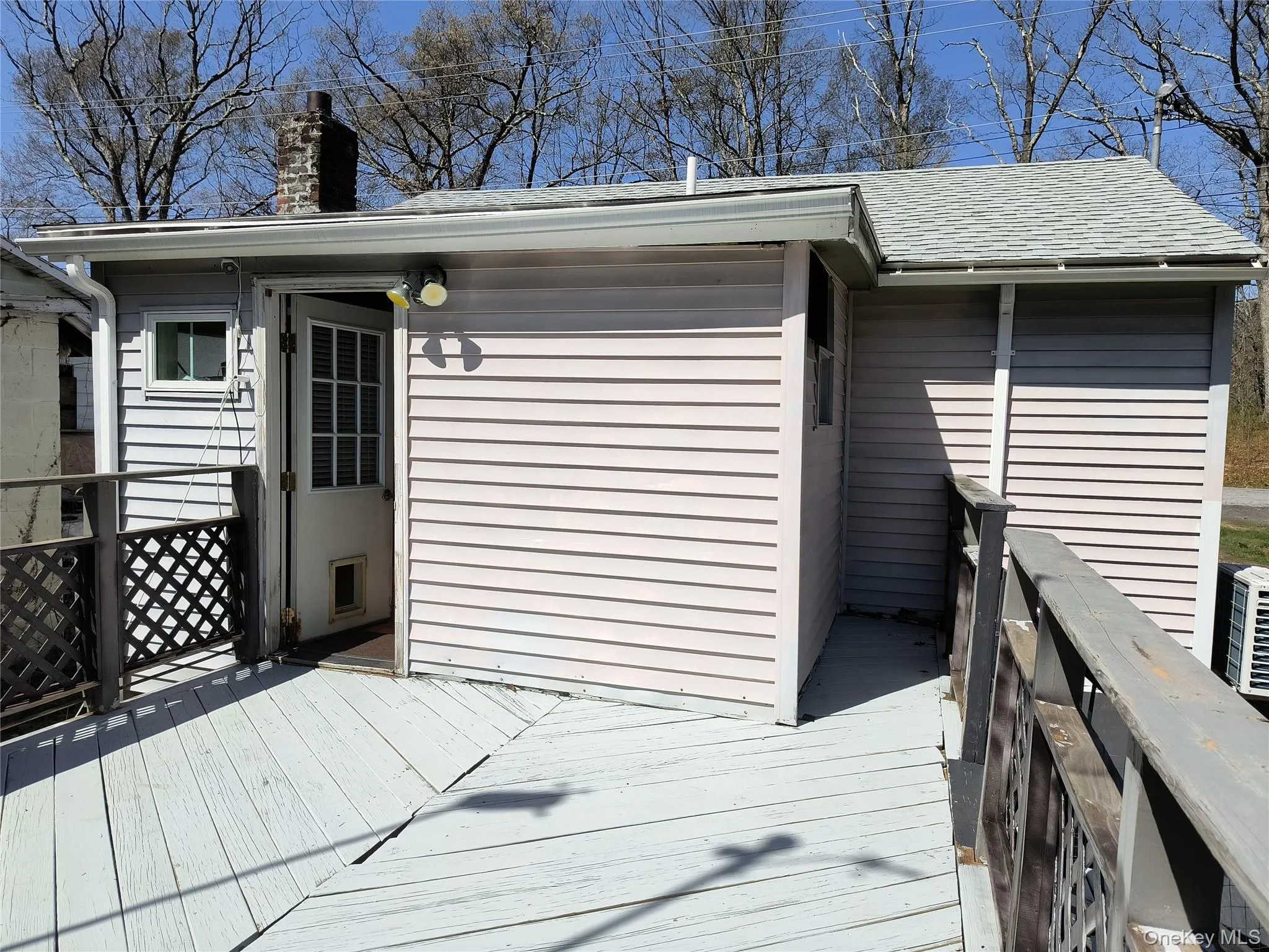 Looking toward the kitchen entry. Side gate to the right. Looking toward the kitchen entry. Side gate to the right.