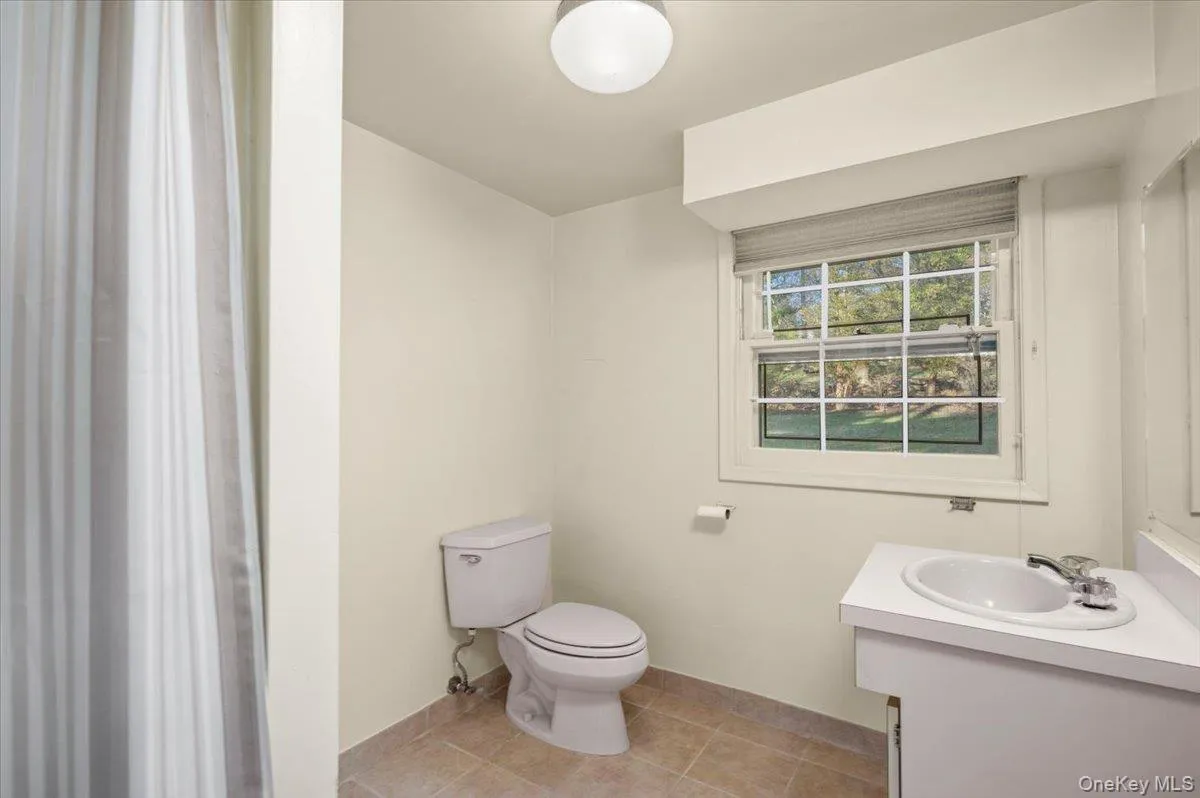 Full bathroom on lower level. Full bathroom on lower level.
