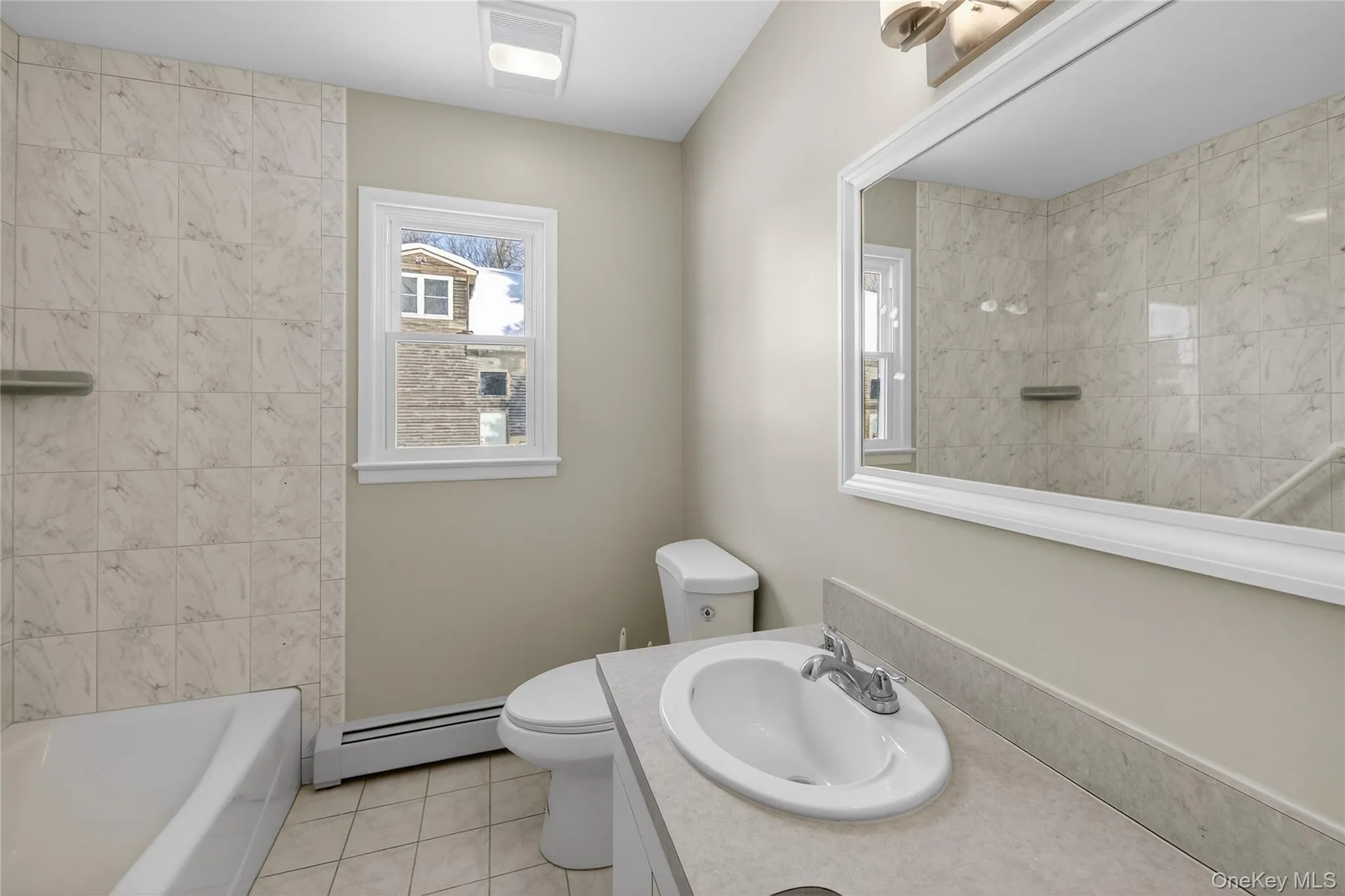 Fully tiled tub surround Fully tiled tub surround