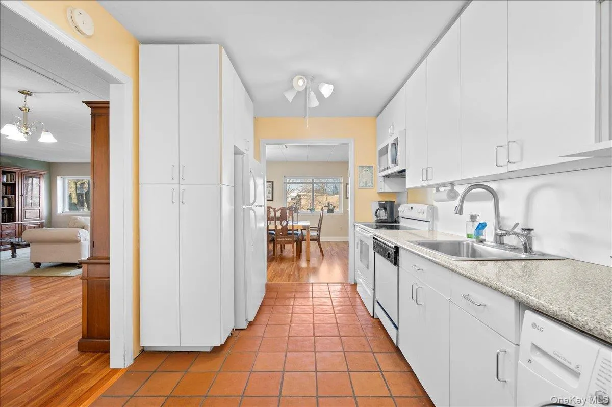 30 Greenridge Avenue, White Plains, NY, 1 Bedroom Bedrooms, 4 Rooms Rooms,2 BathroomsBathrooms,Residential,For Rent,Greenridge,0,970657 30 Greenridge Avenue, White Plains, NY, 1 Bedroom Bedrooms, 4 Rooms Rooms,2 BathroomsBathrooms,Residential,For Rent,Greenridge,0,970657