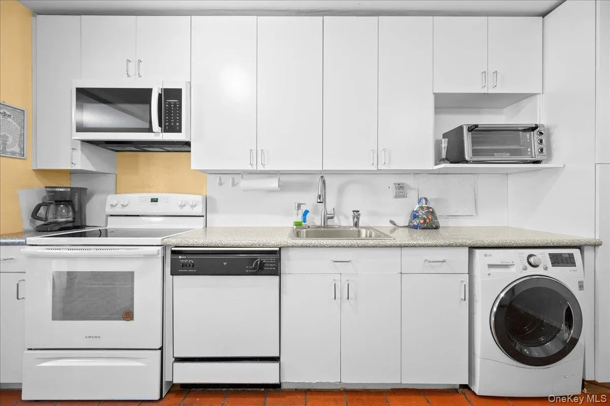 Kitchen with Washer/Dryer Kitchen with Washer/Dryer