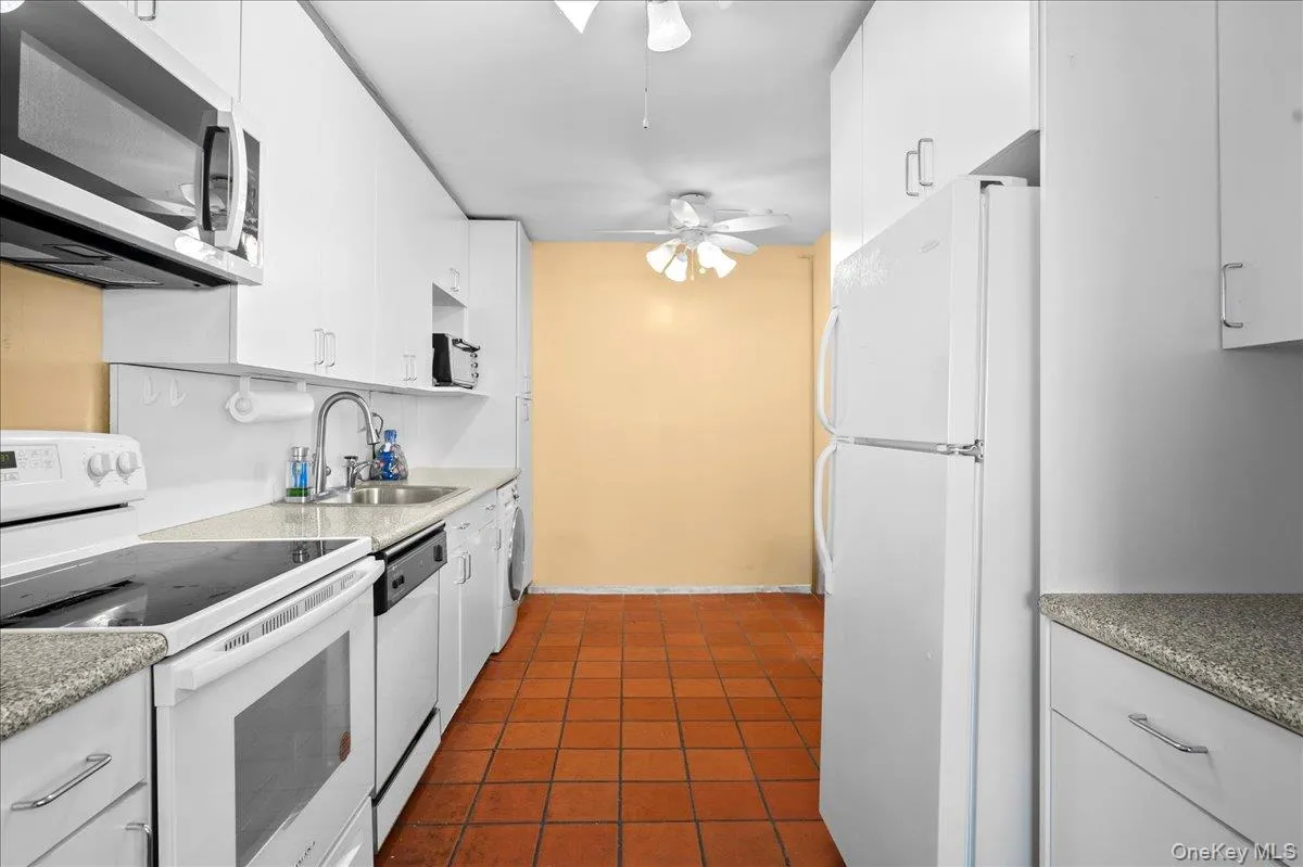 30 Greenridge Avenue, White Plains, NY, 1 Bedroom Bedrooms, 4 Rooms Rooms,2 BathroomsBathrooms,Residential,For Rent,Greenridge,0,970657 30 Greenridge Avenue, White Plains, NY, 1 Bedroom Bedrooms, 4 Rooms Rooms,2 BathroomsBathrooms,Residential,For Rent,Greenridge,0,970657