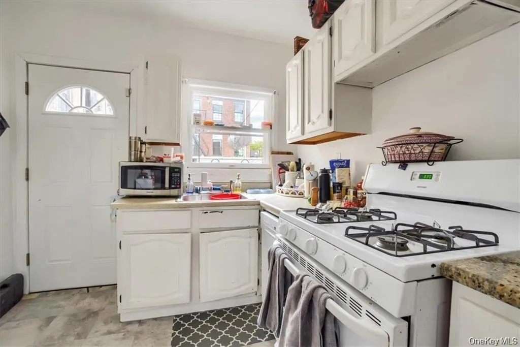 78 Burd Street, Orangetown, NY, 2 Bedrooms Bedrooms, 6 Rooms Rooms,1 BathroomBathrooms,Residential Lease,For Rent,Burd,0,970696 78 Burd Street, Orangetown, NY, 2 Bedrooms Bedrooms, 6 Rooms Rooms,1 BathroomBathrooms,Residential Lease,For Rent,Burd,0,970696