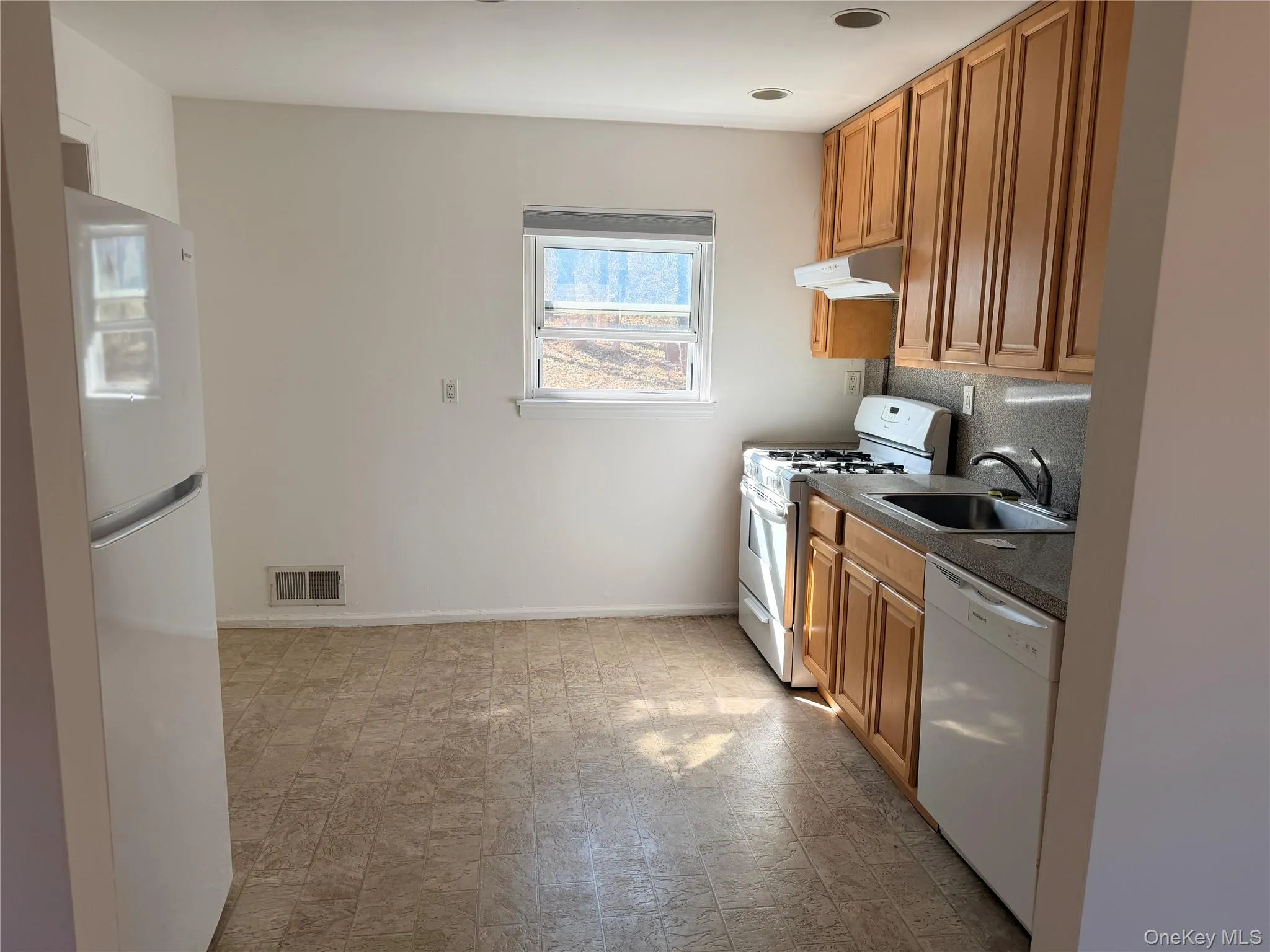 86 Mc Loughlin Street, Glen Cove, NY, 2 Bedrooms Bedrooms, 4 Rooms Rooms,1 BathroomBathrooms,Residential Lease,For Rent,Mc Loughlin,0,970704 86 Mc Loughlin Street, Glen Cove, NY, 2 Bedrooms Bedrooms, 4 Rooms Rooms,1 BathroomBathrooms,Residential Lease,For Rent,Mc Loughlin,0,970704