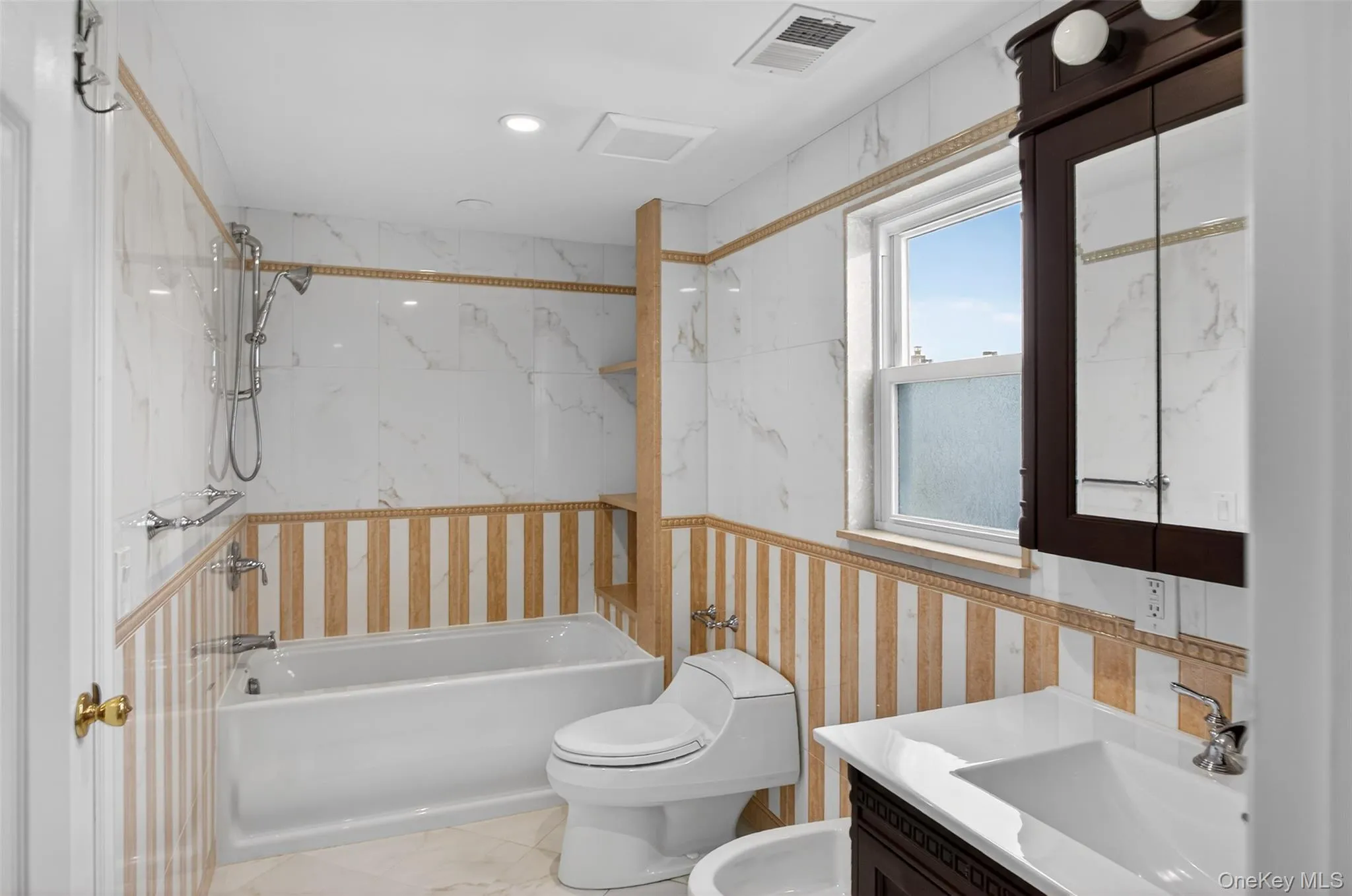 256 Royal Avenue, North Hempstead, NY, 2 Bedrooms Bedrooms, 5 Rooms Rooms,3 BathroomsBathrooms,Residential Lease,For Rent,Royal,0,970748 256 Royal Avenue, North Hempstead, NY, 2 Bedrooms Bedrooms, 5 Rooms Rooms,3 BathroomsBathrooms,Residential Lease,For Rent,Royal,0,970748