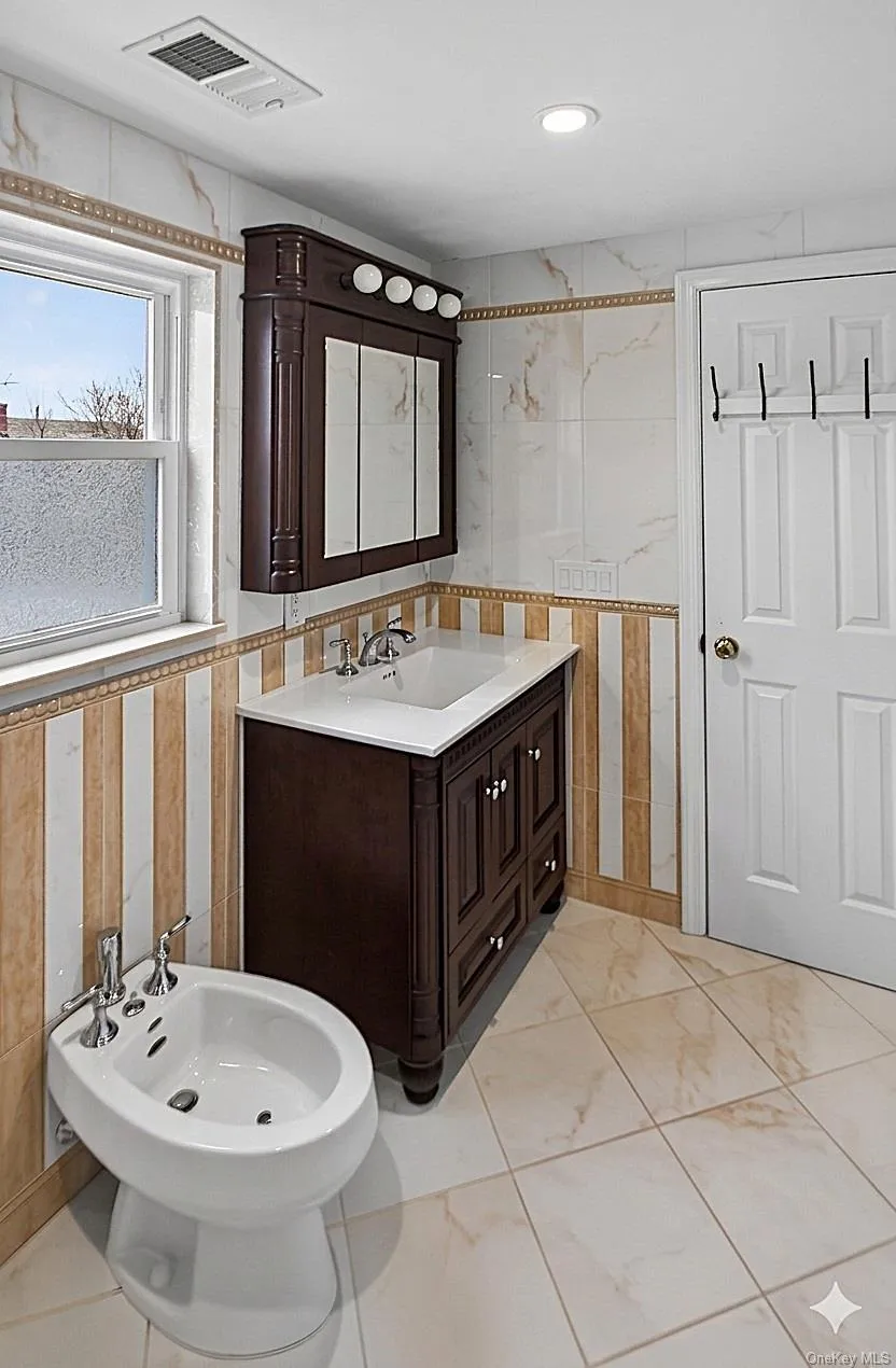 256 Royal Avenue, North Hempstead, NY, 2 Bedrooms Bedrooms, 5 Rooms Rooms,3 BathroomsBathrooms,Residential Lease,For Rent,Royal,0,970748 256 Royal Avenue, North Hempstead, NY, 2 Bedrooms Bedrooms, 5 Rooms Rooms,3 BathroomsBathrooms,Residential Lease,For Rent,Royal,0,970748