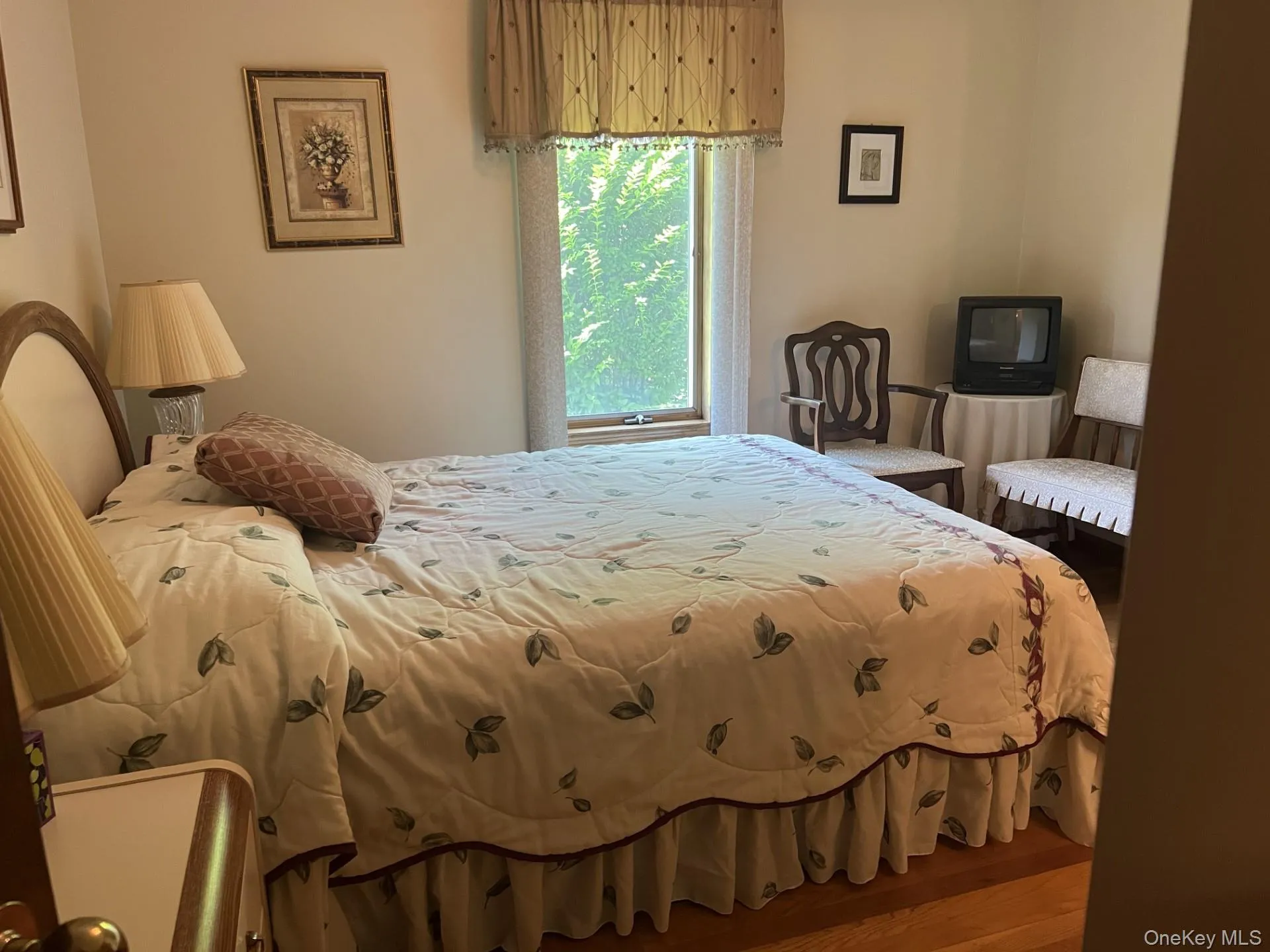 2nd en- suite with queen bed. 2nd en- suite with queen bed.