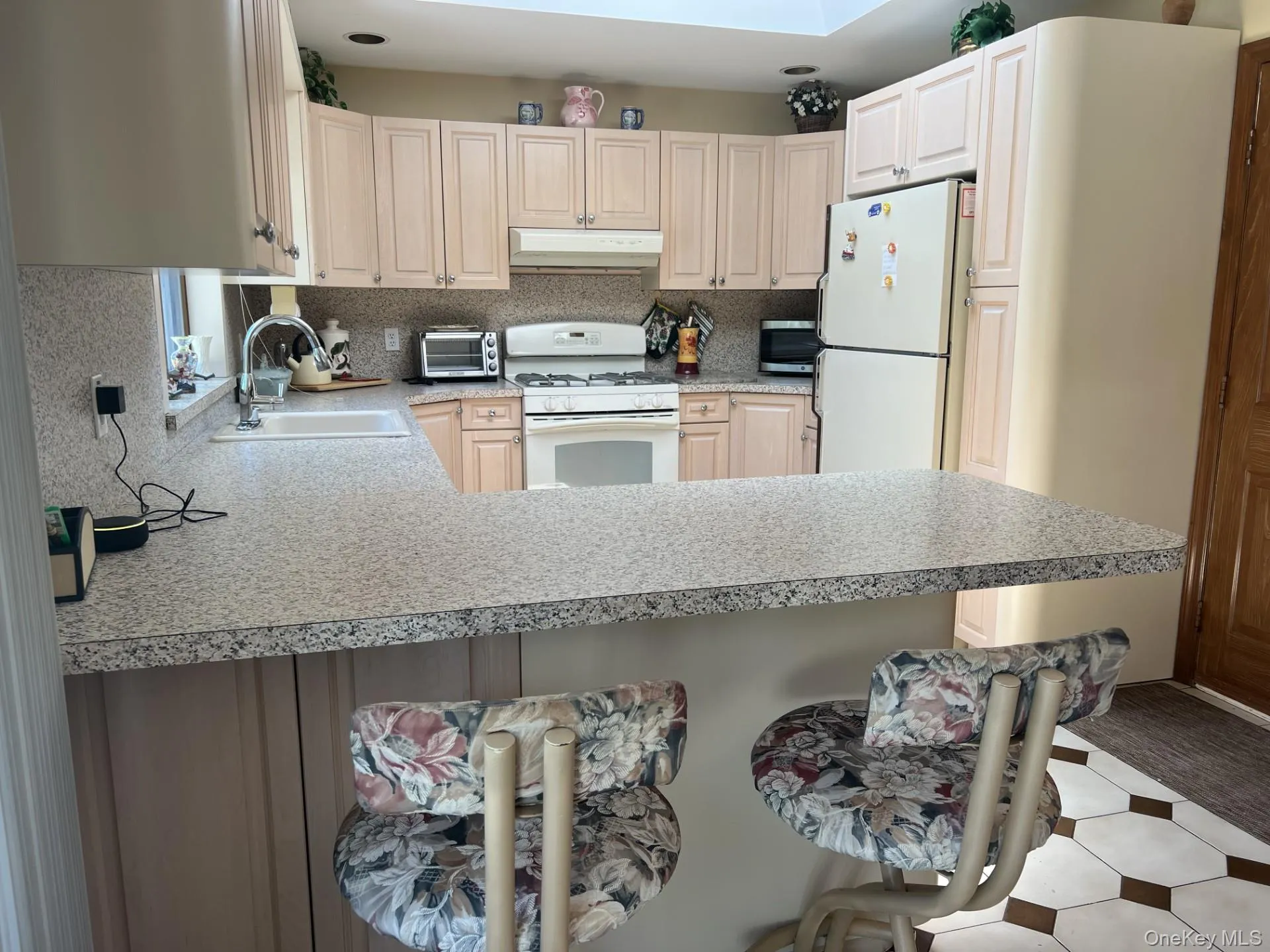 The well-equipped kitchen . The well-equipped kitchen .