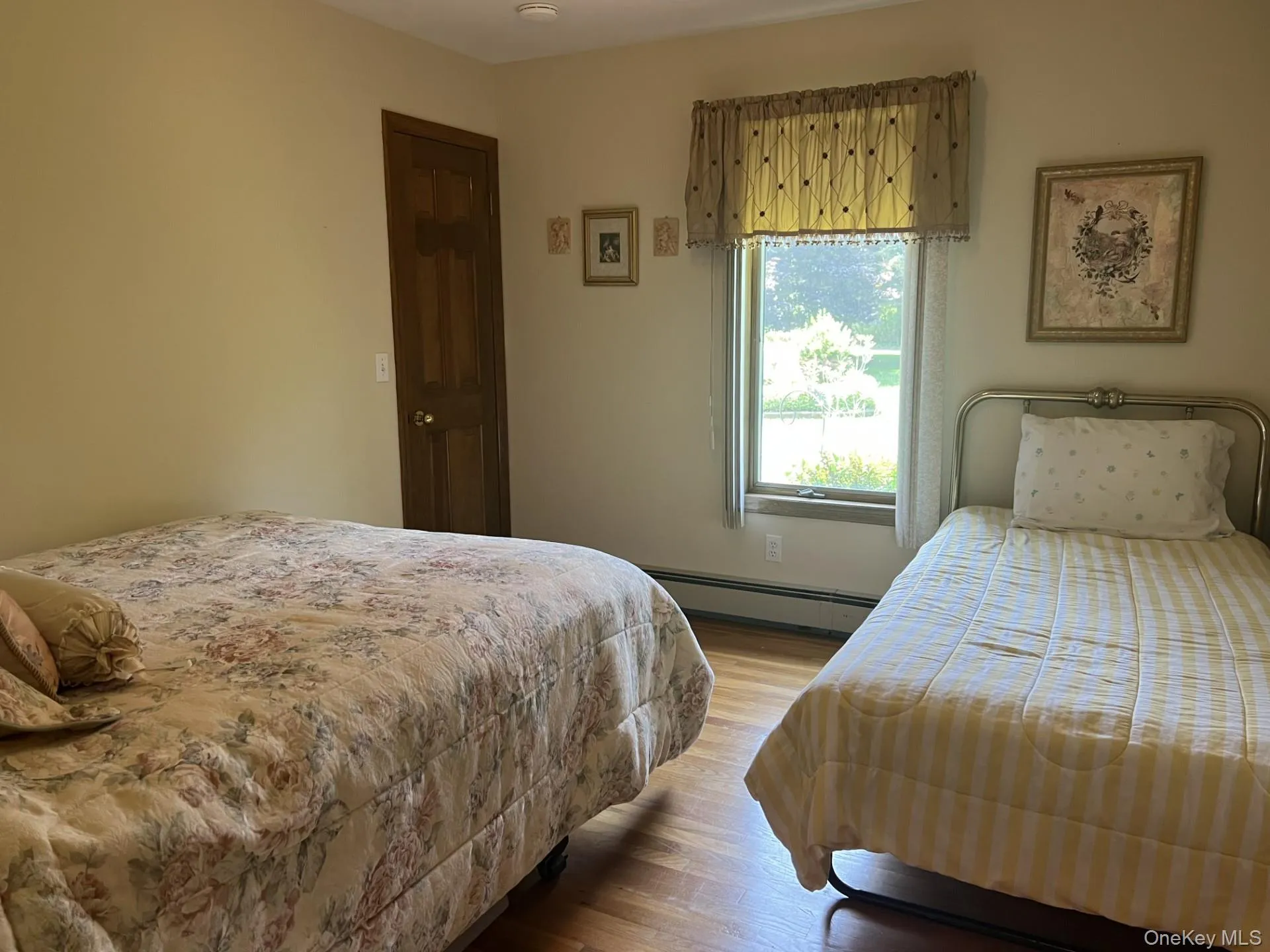 Guest bedroom with Queen bed and 1 twin bed. Guest bedroom with Queen bed and 1 twin bed.