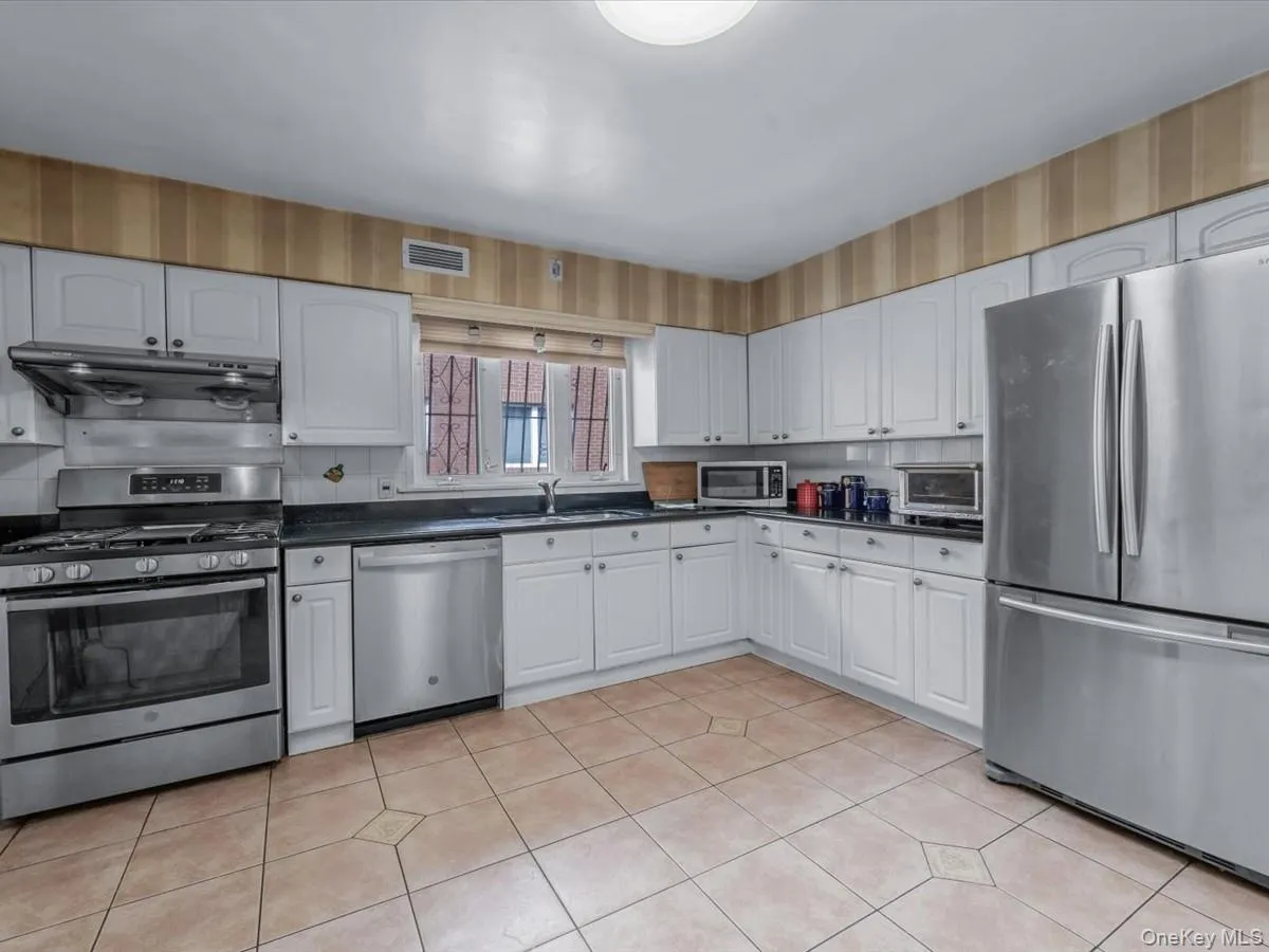 82-04 141st Street, New York, NY, 3 Bedrooms Bedrooms, 10 Rooms Rooms,3 BathroomsBathrooms,Residential,For Rent,141st,0,970882 82-04 141st Street, New York, NY, 3 Bedrooms Bedrooms, 10 Rooms Rooms,3 BathroomsBathrooms,Residential,For Rent,141st,0,970882