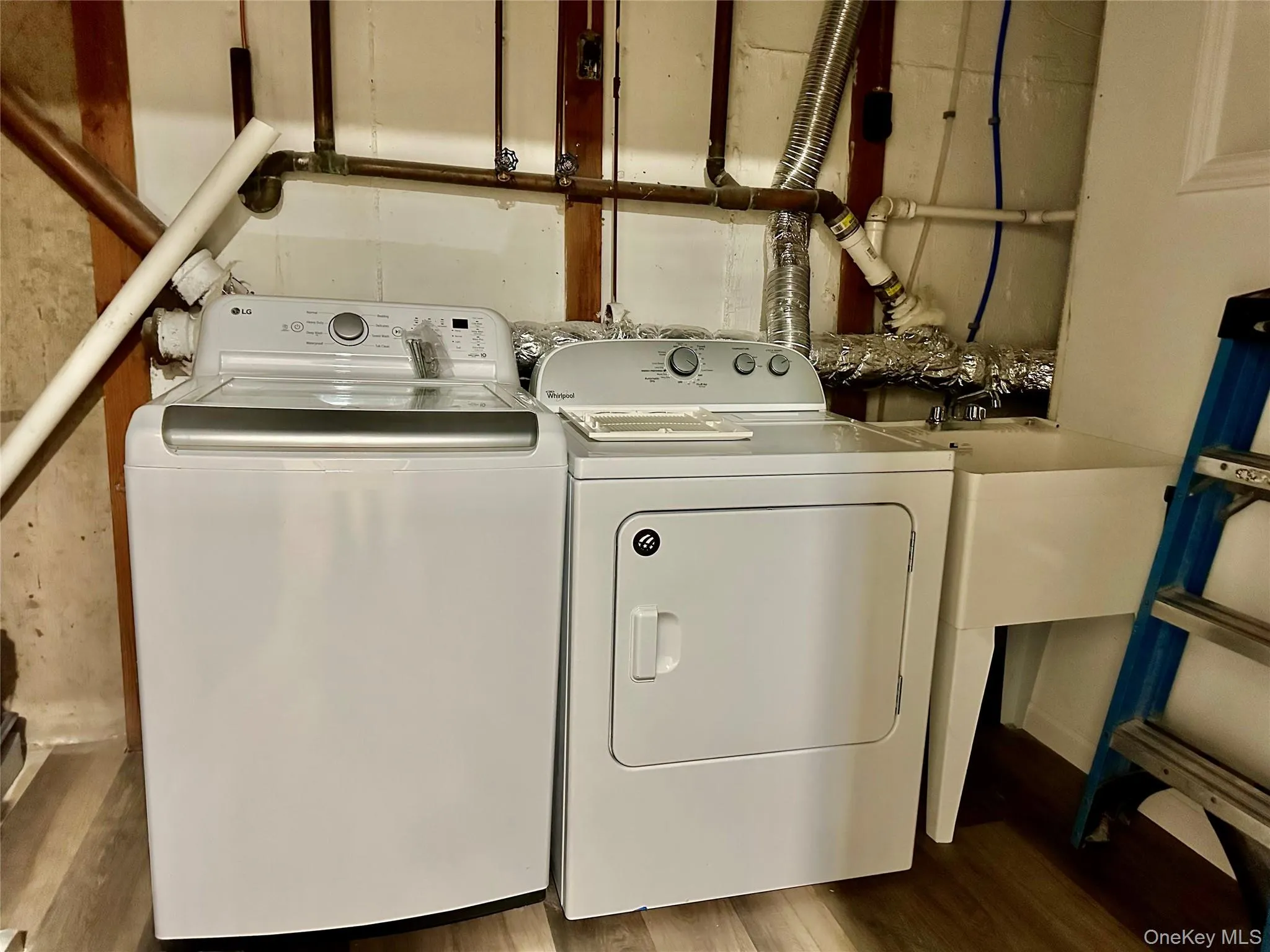 Washer/dryer in the utility room Washer/dryer in the utility room