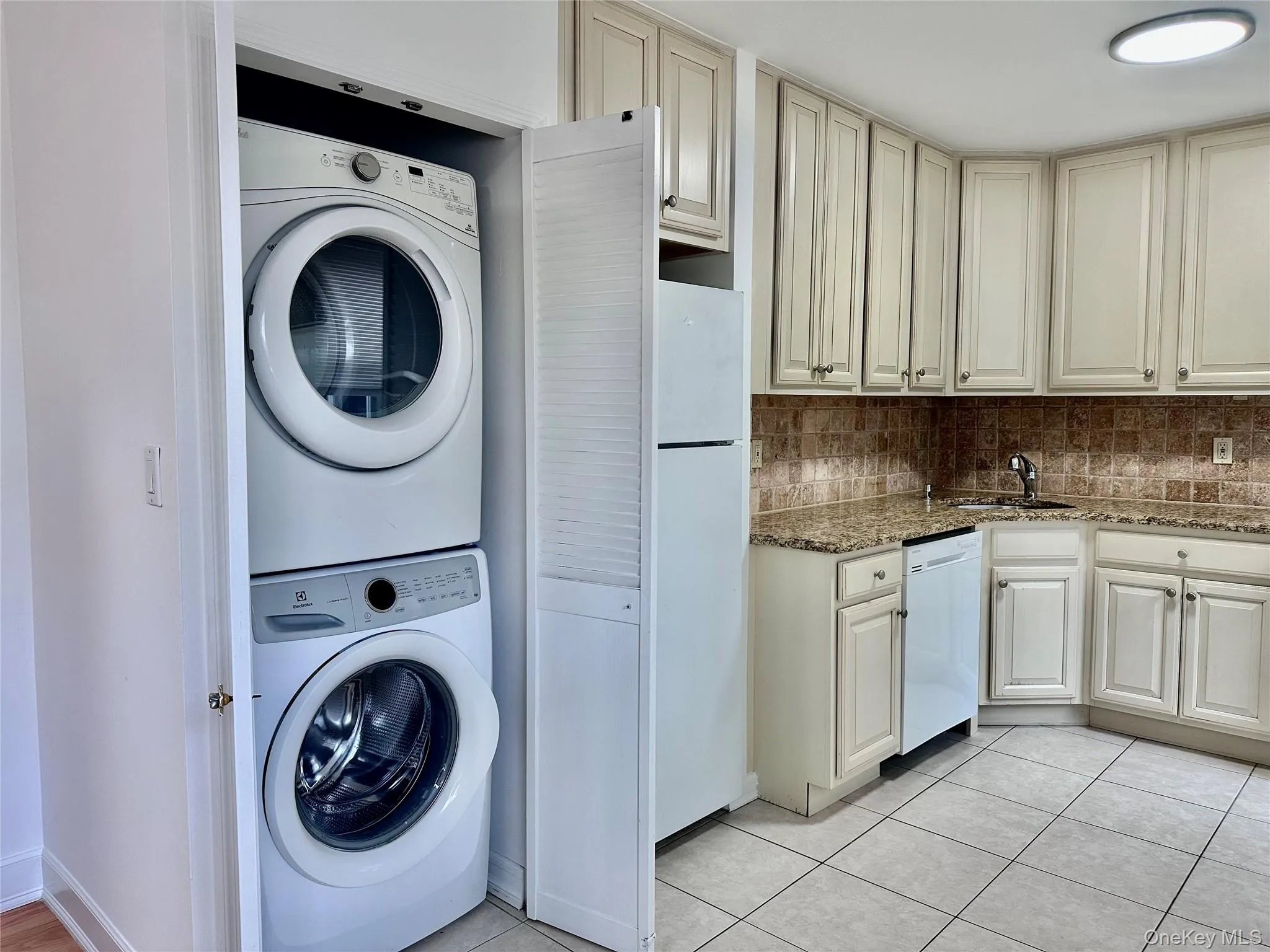 25555 75th Avenue, New York, NY, 2 Bedrooms Bedrooms, 5 Rooms Rooms,1 BathroomBathrooms,Residential Lease,For Rent,75th,0,970980 25555 75th Avenue, New York, NY, 2 Bedrooms Bedrooms, 5 Rooms Rooms,1 BathroomBathrooms,Residential Lease,For Rent,75th,0,970980