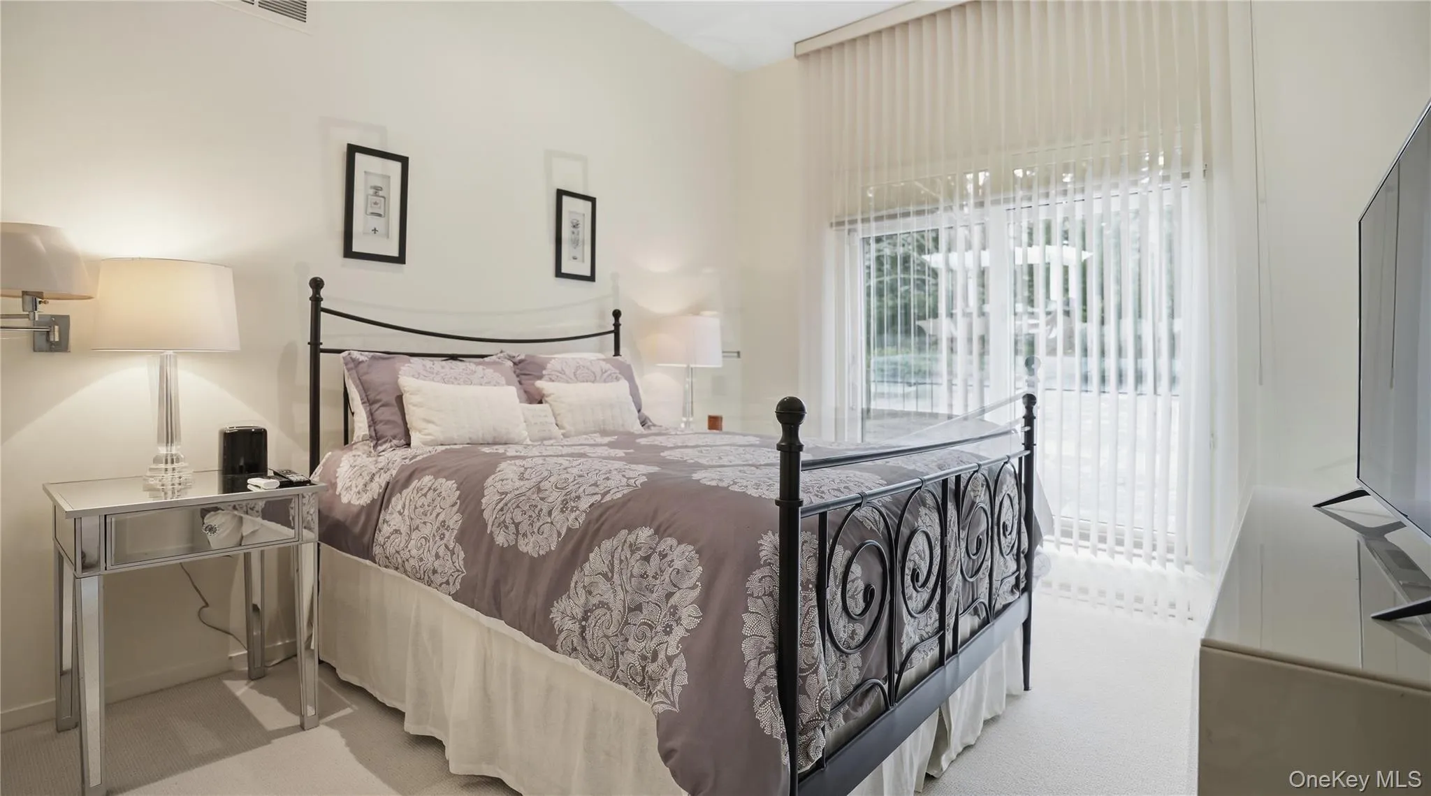 Queen bed, with sliding doors to yard & pool. Queen bed, with sliding doors to yard & pool.