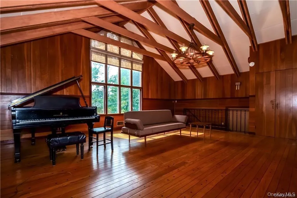 Huge family room with 2 double closets, steps down to main level Huge family room with 2 double closets, steps down to main level