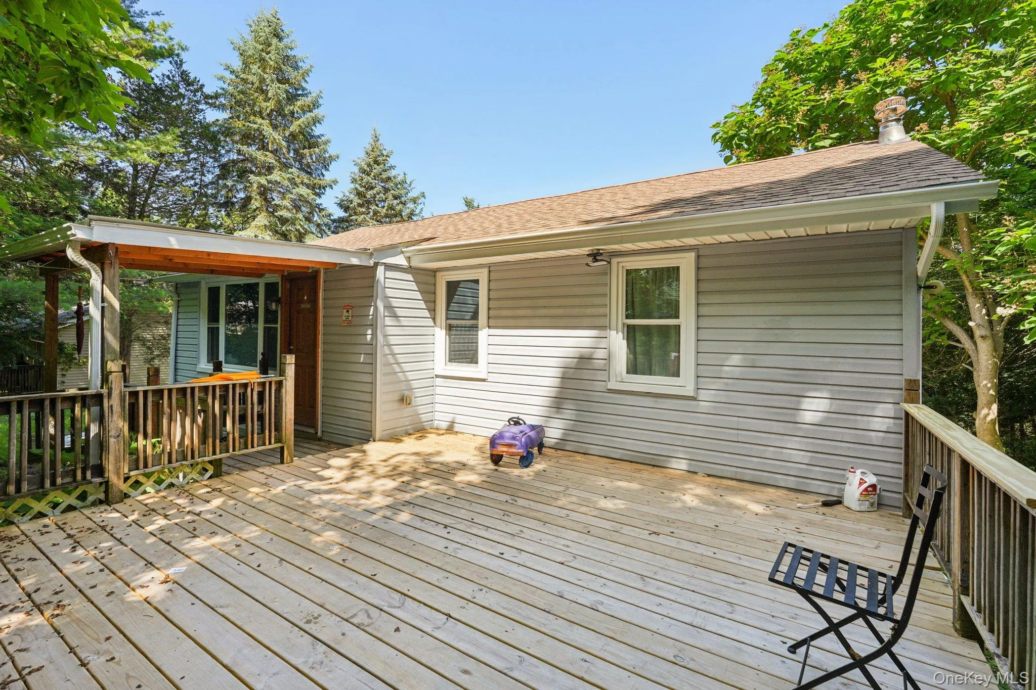 The deck is partially covered with the roof at the entry door! The deck is partially covered with the roof at the entry door!
