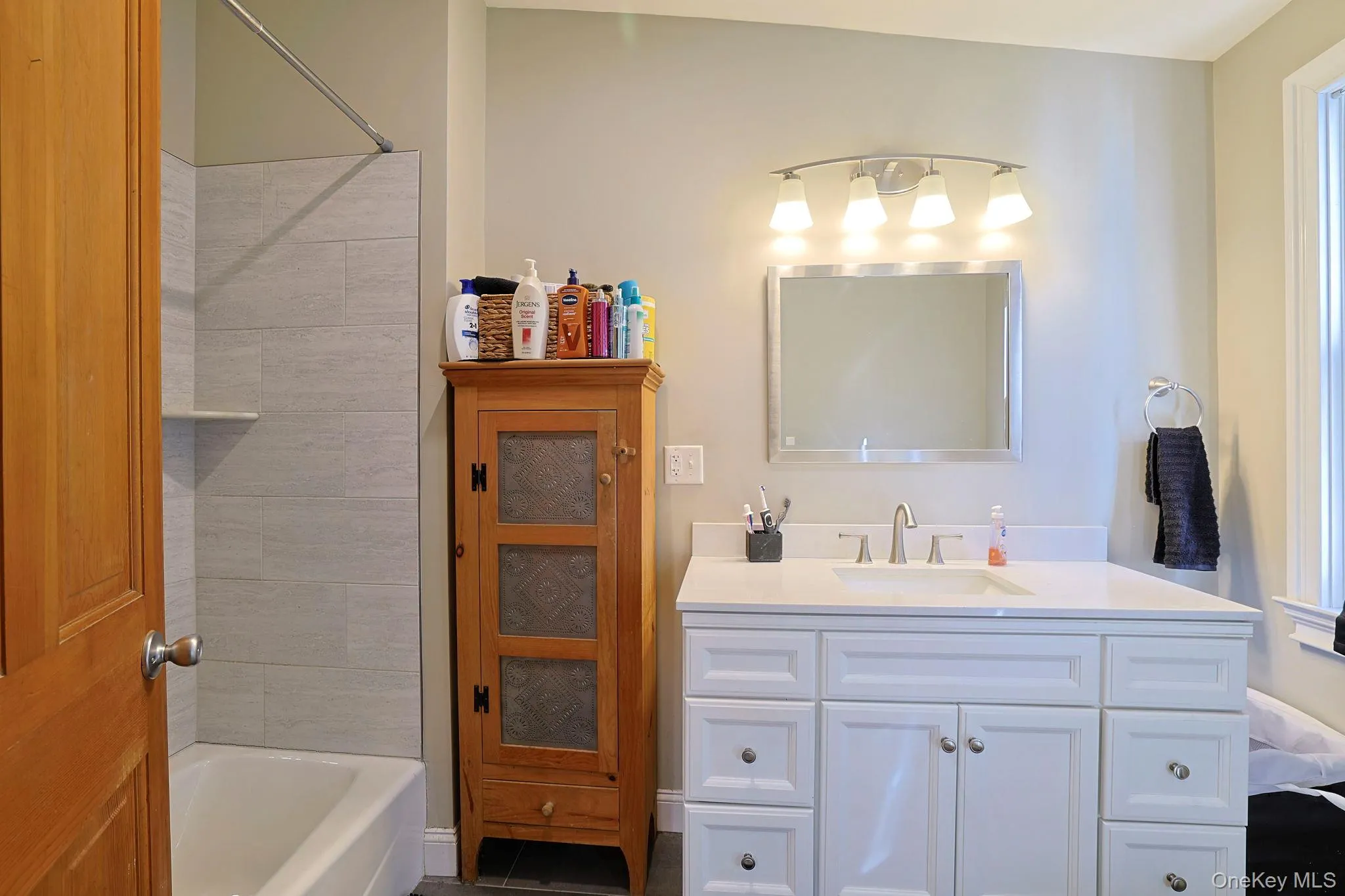 Bathroom with shower / washtub combination and vanity Bathroom with shower / washtub combination and vanity
