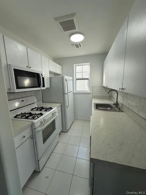 162 Sea Grass Lane, New York, NY, 1 Bedroom Bedrooms, 3 Rooms Rooms,1 BathroomBathrooms,Residential Lease,For Rent,Sea Grass,0,971362 162 Sea Grass Lane, New York, NY, 1 Bedroom Bedrooms, 3 Rooms Rooms,1 BathroomBathrooms,Residential Lease,For Rent,Sea Grass,0,971362