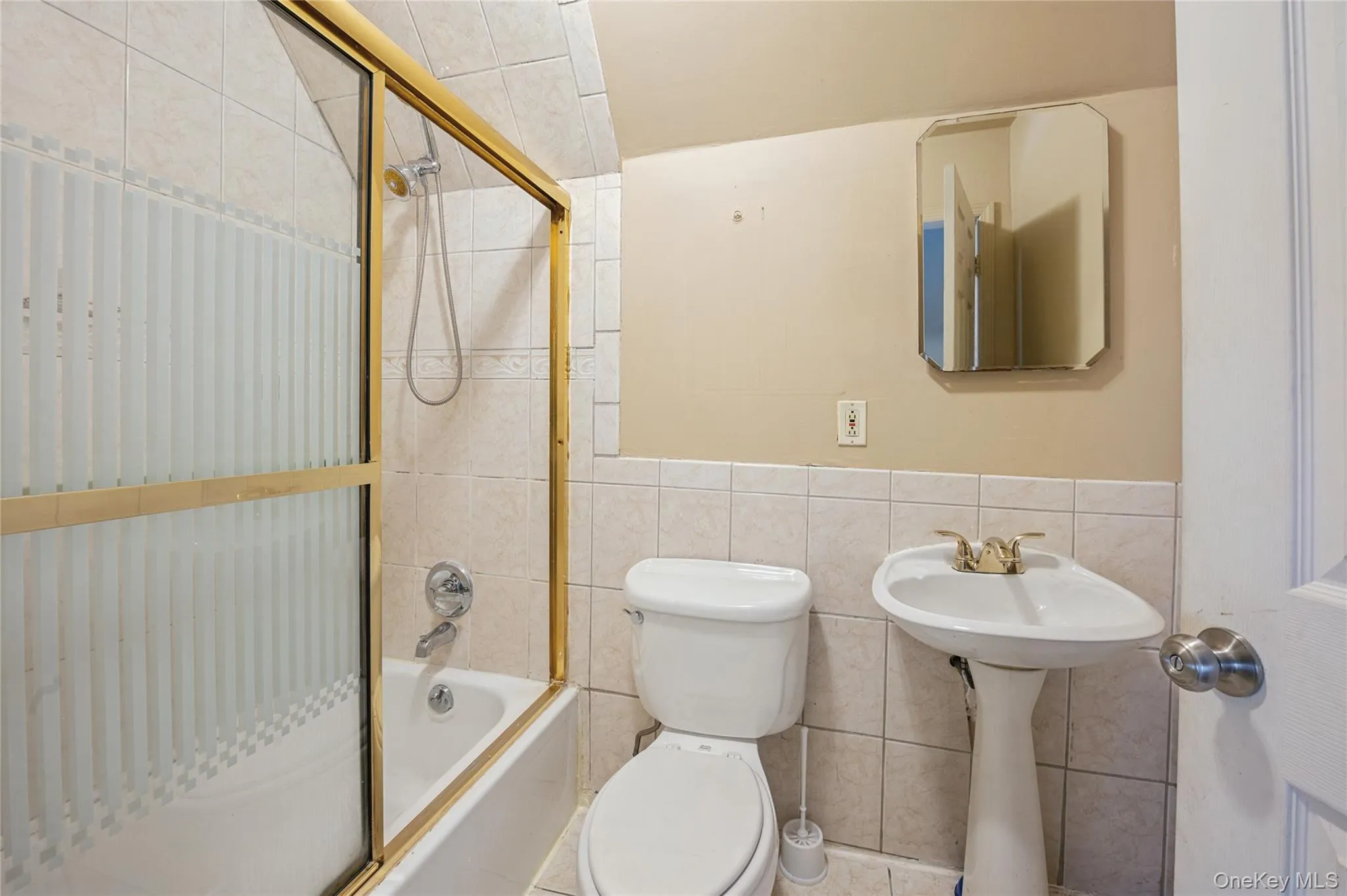 7 The Court, New Rochelle, NY, 6 Bedrooms Bedrooms, 18 Rooms Rooms,5 BathroomsBathrooms,Residential,For Rent,The,0,971364 7 The Court, New Rochelle, NY, 6 Bedrooms Bedrooms, 18 Rooms Rooms,5 BathroomsBathrooms,Residential,For Rent,The,0,971364