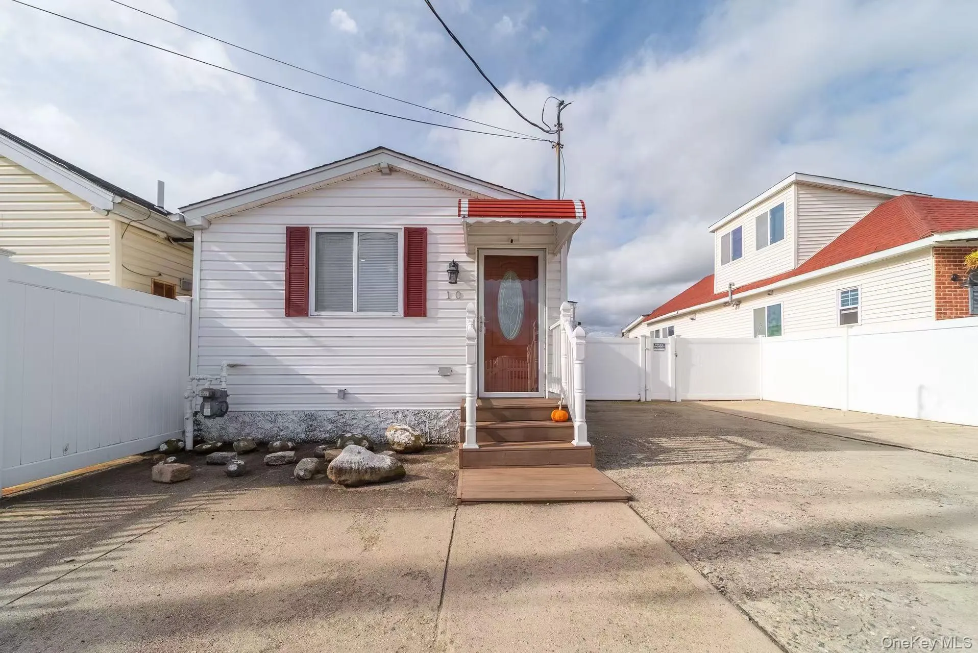 View of front of property with a gate View of front of property with a gate