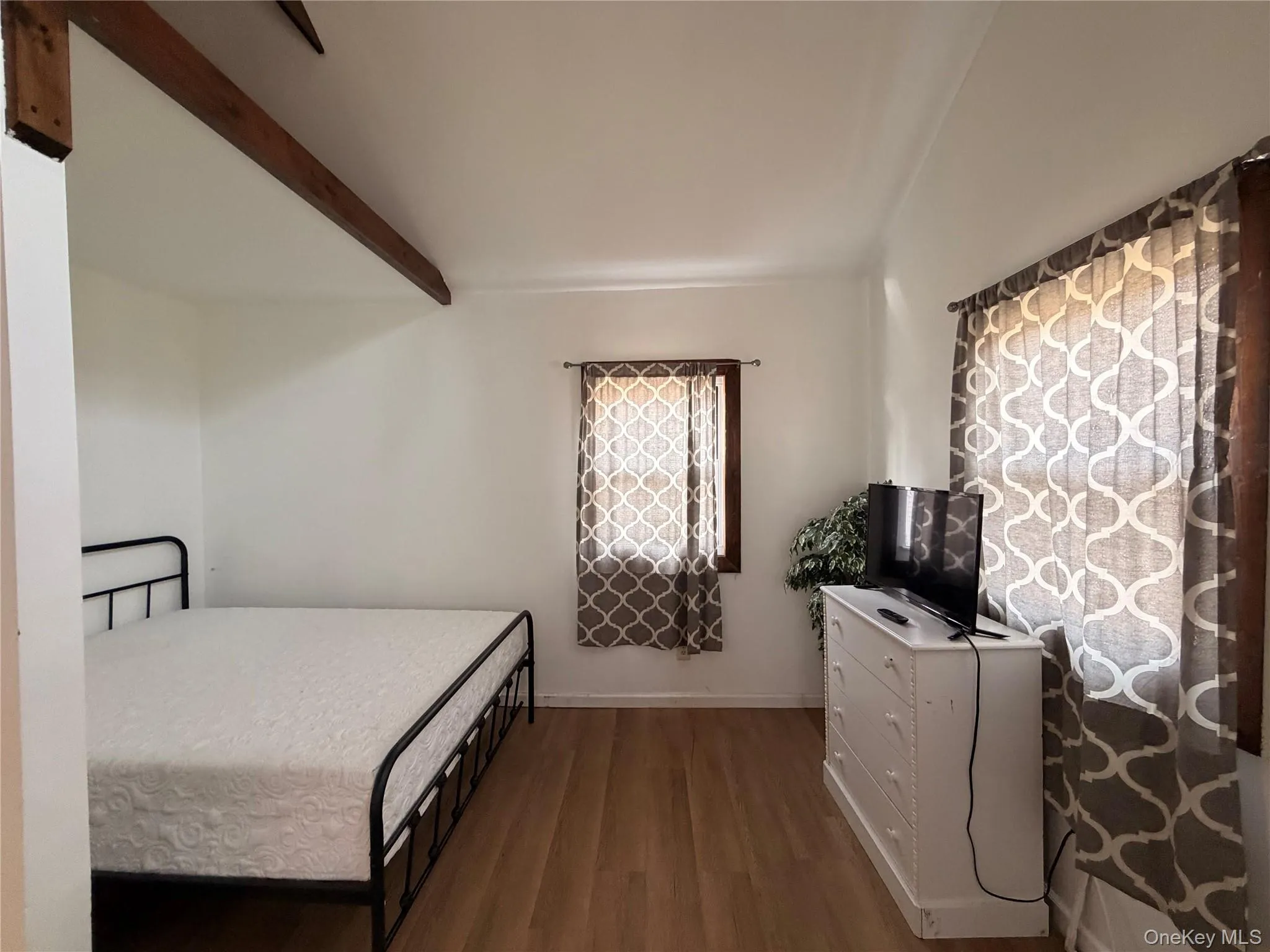 Bright sleeping area with natural light and open layout Bright sleeping area with natural light and open layout