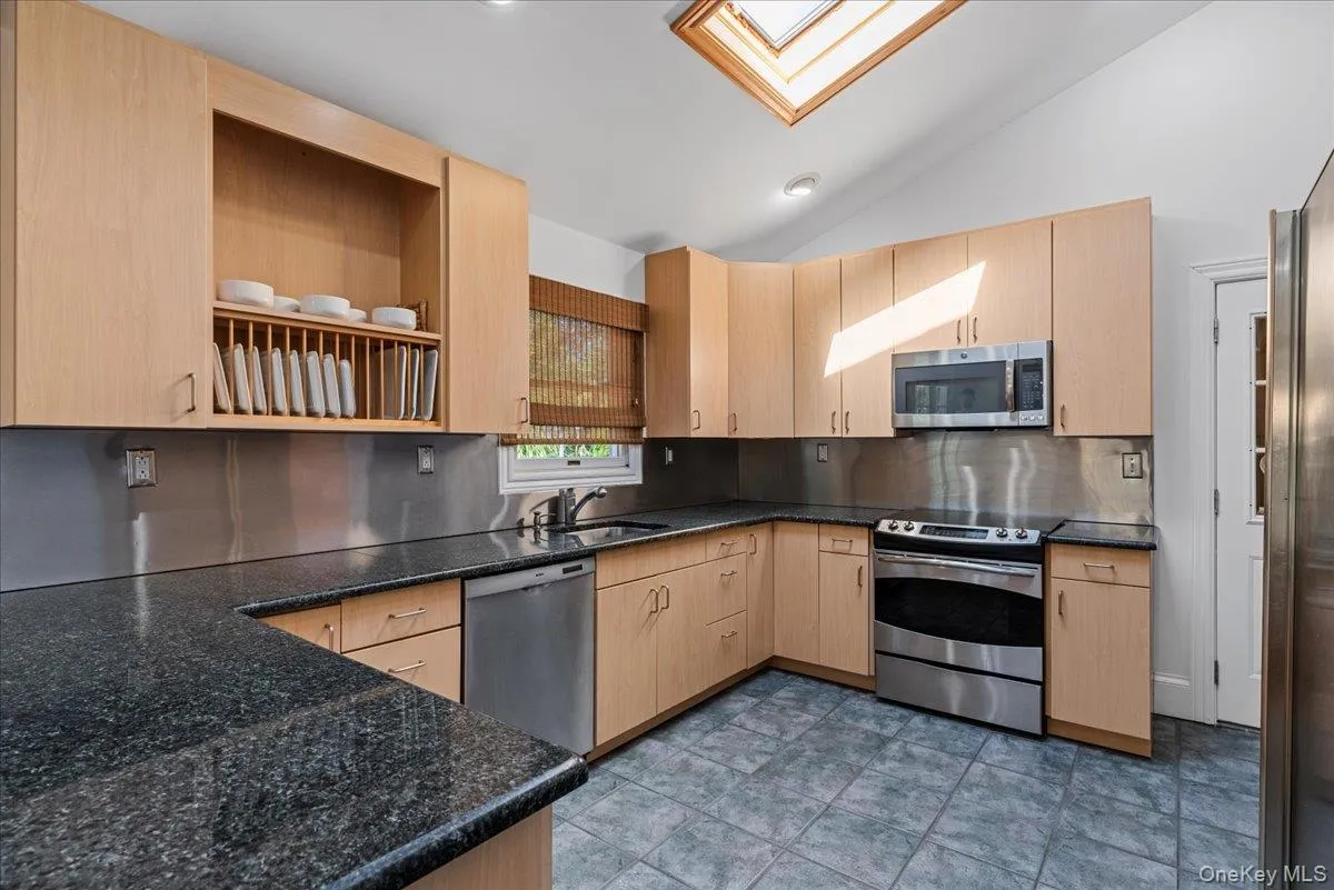 20 Alanson Lane, Southampton, NY, 6 Bedrooms Bedrooms, 10 Rooms Rooms,3 BathroomsBathrooms,Residential Lease,For Rent,Alanson,0,971585 20 Alanson Lane, Southampton, NY, 6 Bedrooms Bedrooms, 10 Rooms Rooms,3 BathroomsBathrooms,Residential Lease,For Rent,Alanson,0,971585