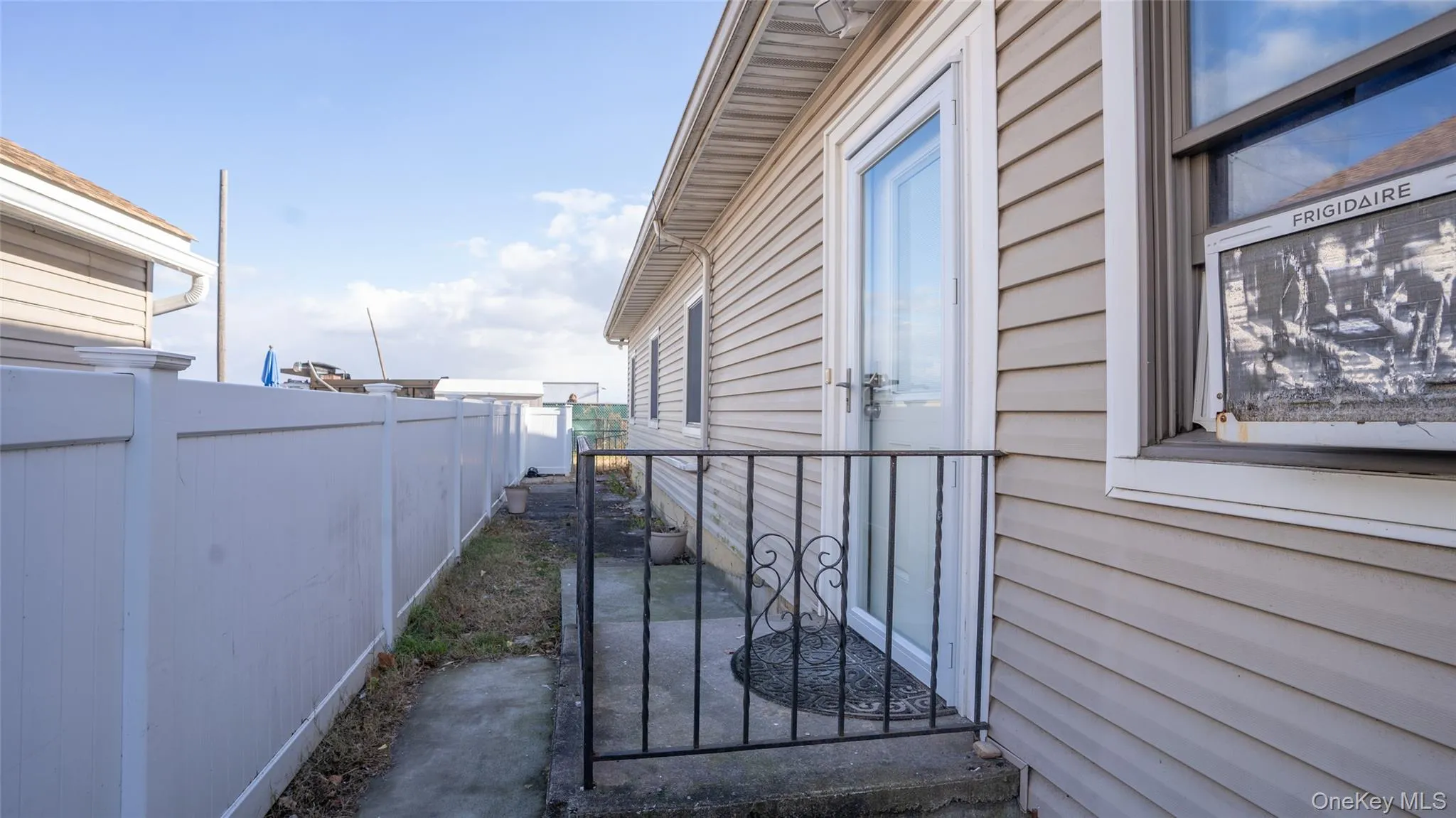 4001 Broadway, Hempstead, NY, 3 Bedrooms Bedrooms, 5 Rooms Rooms,1 BathroomBathrooms,Residential Lease,For Rent,Broadway,0,971588 4001 Broadway, Hempstead, NY, 3 Bedrooms Bedrooms, 5 Rooms Rooms,1 BathroomBathrooms,Residential Lease,For Rent,Broadway,0,971588