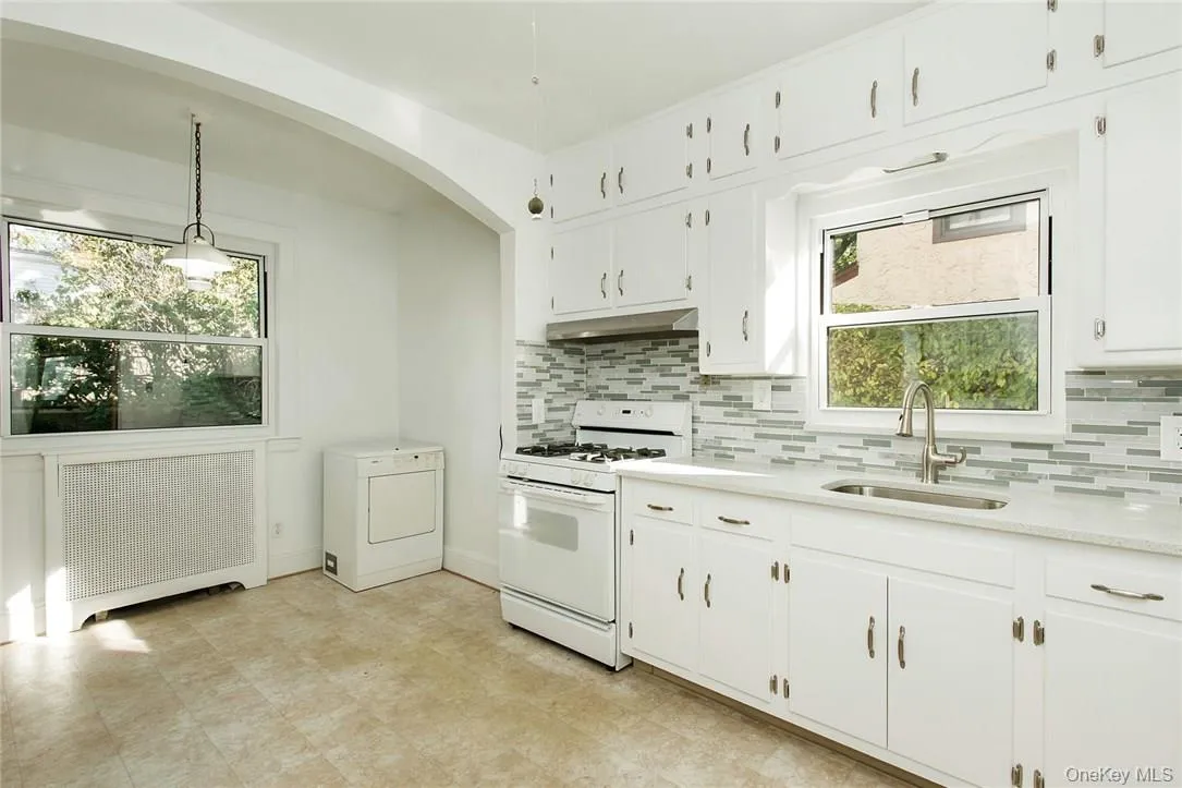 Eat In Kitchen w/ Door to Patio & Private Yard Eat In Kitchen w/ Door to Patio & Private Yard