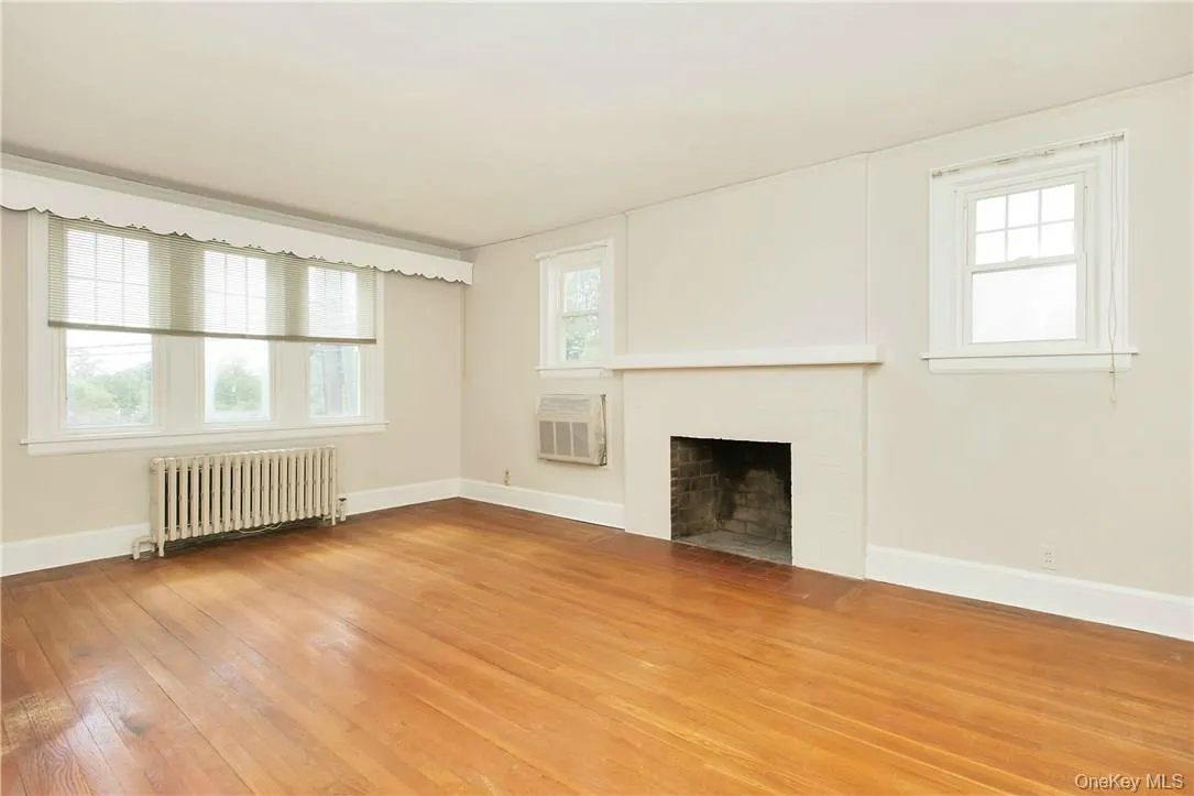 Living Room w/Hardwood Flooring (Fireplace Non-working) Living Room w/Hardwood Flooring (Fireplace Non-working)