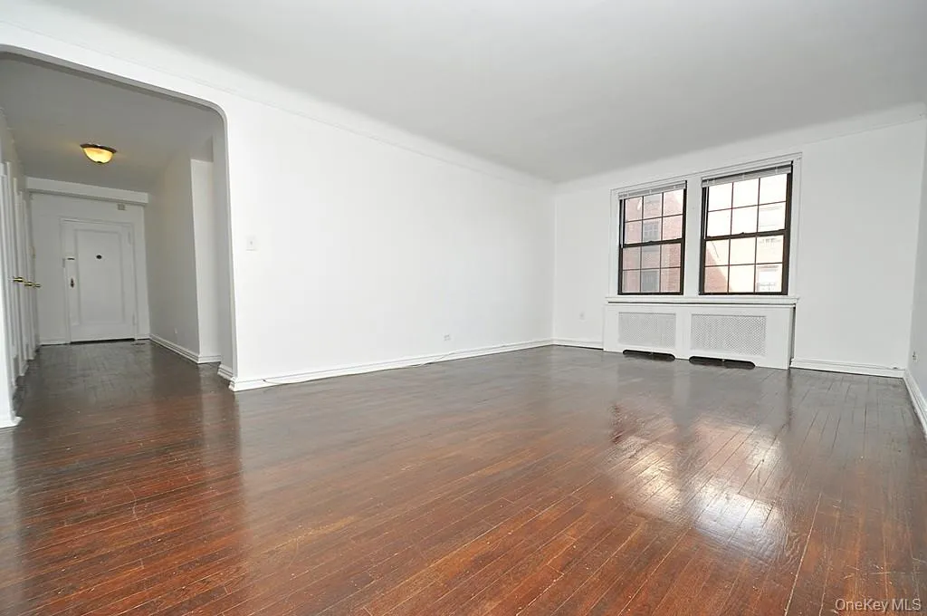 The large living room has hardwood floors, overlooks the manicured courtyard and opens to the dining room. The living room is approx. 19'-9" x 12'7". The large living room has hardwood floors, overlooks the manicured courtyard and opens to the dining room. The living room is approx. 19'-9" x 12'7".