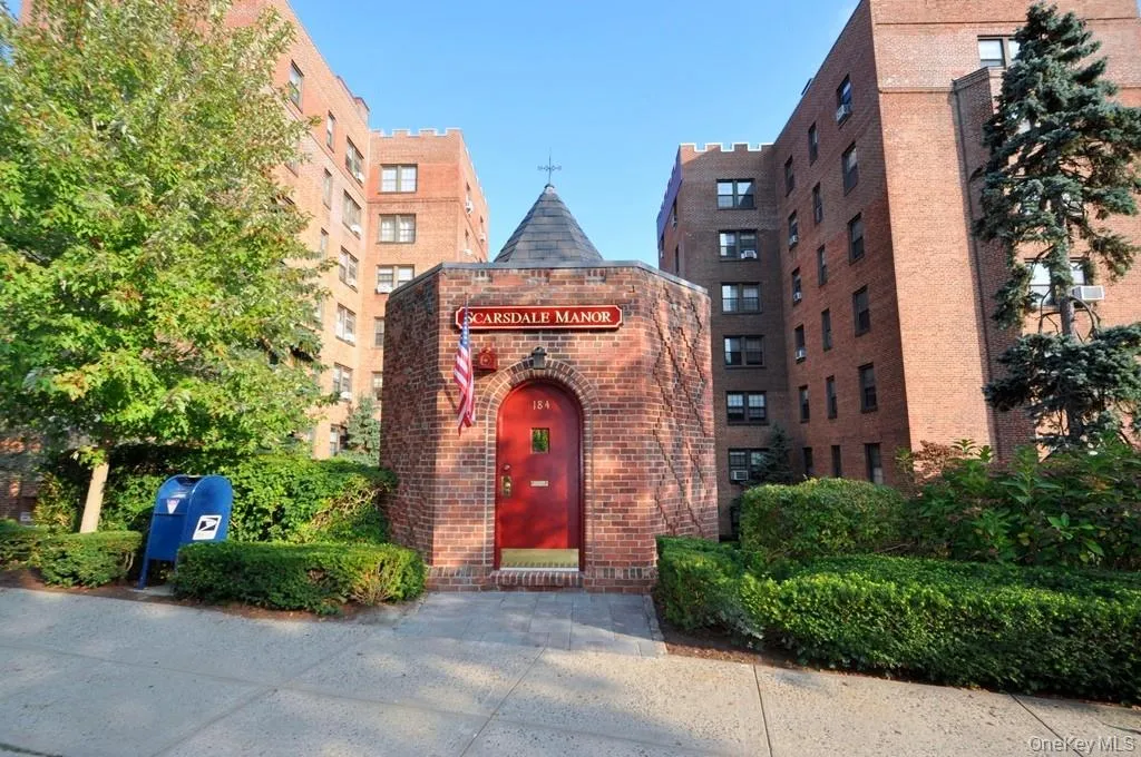 Scarsdale Manor has two manicured courtyard and all of your utilities (electric, gas, heat and hot water) are included Scarsdale Manor has two manicured courtyard and all of your utilities (electric, gas, heat and hot water) are included