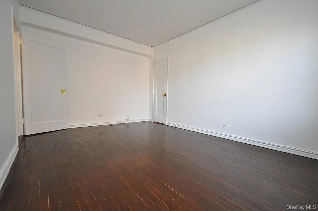 Bedroom overlooks the manicured courtyard and has hardwood floors. The bedroom is approx. 14'-10" x 10'-11". Bedroom overlooks the manicured courtyard and has hardwood floors. The bedroom is approx. 14'-10" x 10'-11".