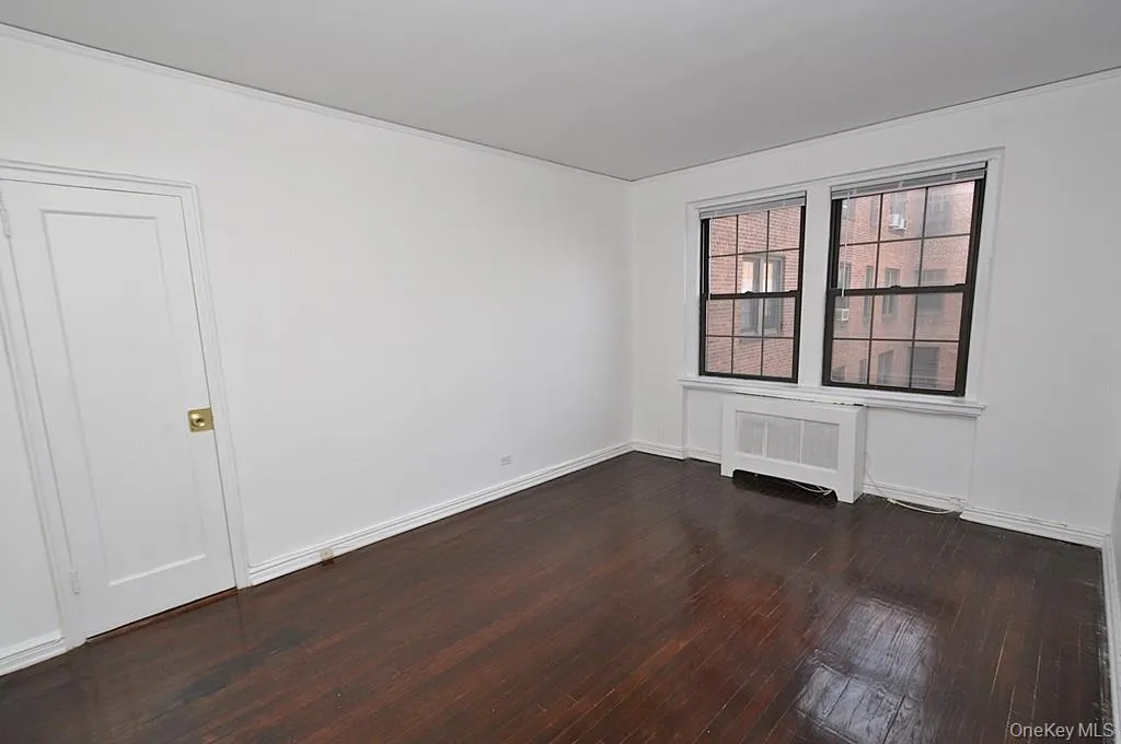 Bedroom overlooks the manicured courtyard and has hardwood floors. The bedroom is approx. 14'-10" x 10'-11". Bedroom overlooks the manicured courtyard and has hardwood floors. The bedroom is approx. 14'-10" x 10'-11".