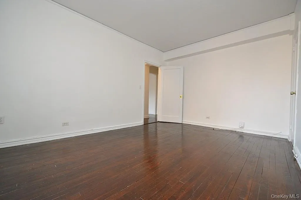 Bedroom overlooks the manicured courtyard and has hardwood floors. The bedroom is approx. 14'-10" x 10'-11". Bedroom overlooks the manicured courtyard and has hardwood floors. The bedroom is approx. 14'-10" x 10'-11".