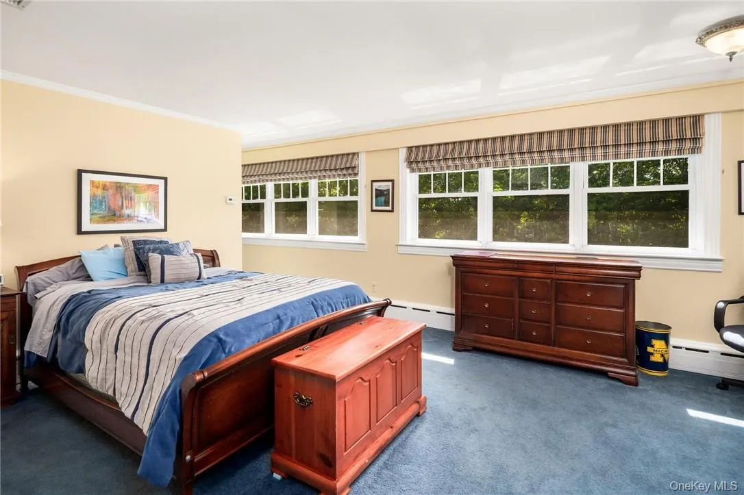 Bedroom w/ En-Suite Bathroom Bedroom w/ En-Suite Bathroom