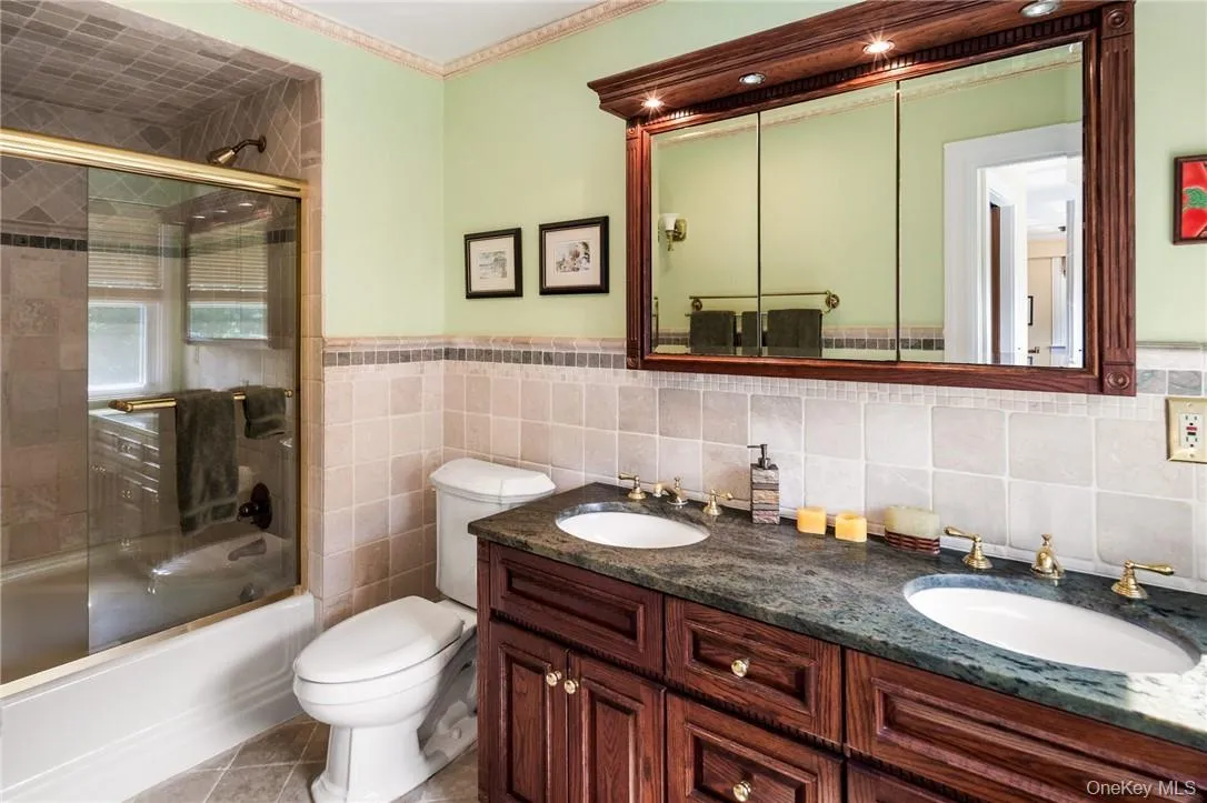 Dual Sink Vanity w/ Bathtub and Shower Dual Sink Vanity w/ Bathtub and Shower