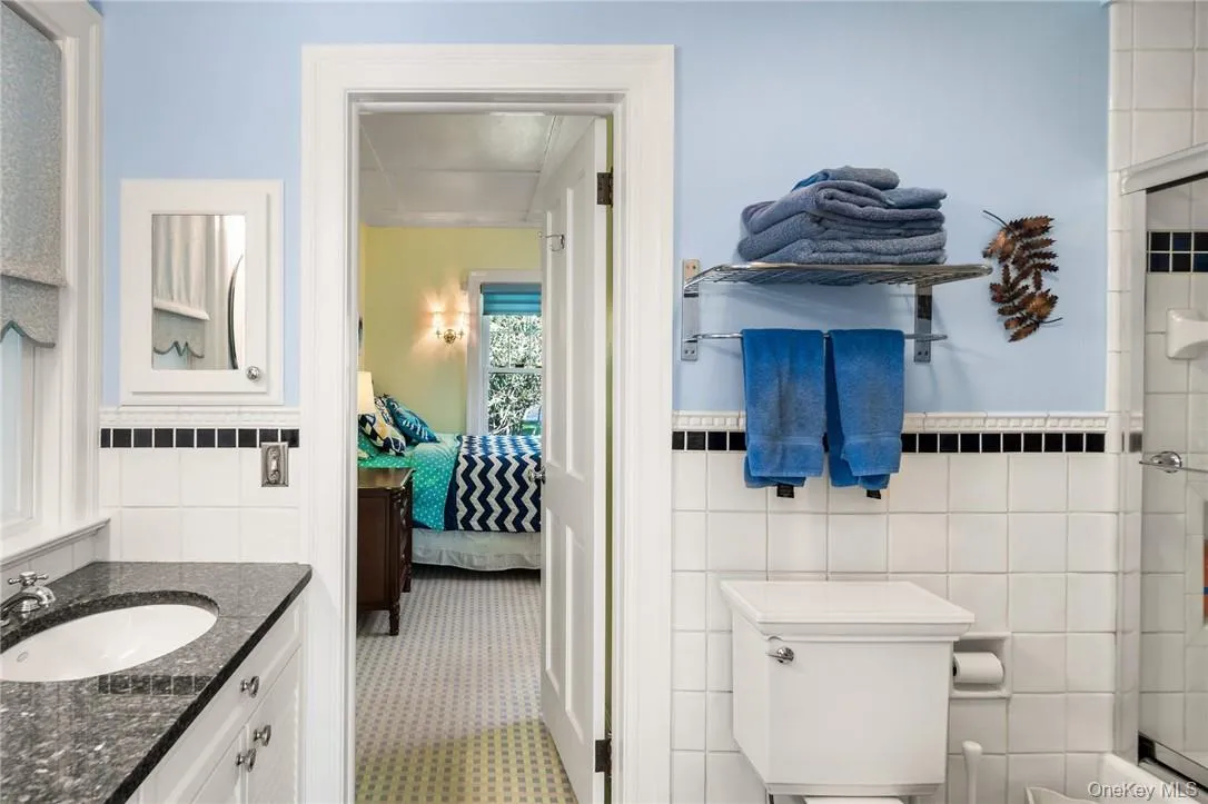 Full Bathtub and Shower. Access to Bedroom and Kitchen Full Bathtub and Shower. Access to Bedroom and Kitchen