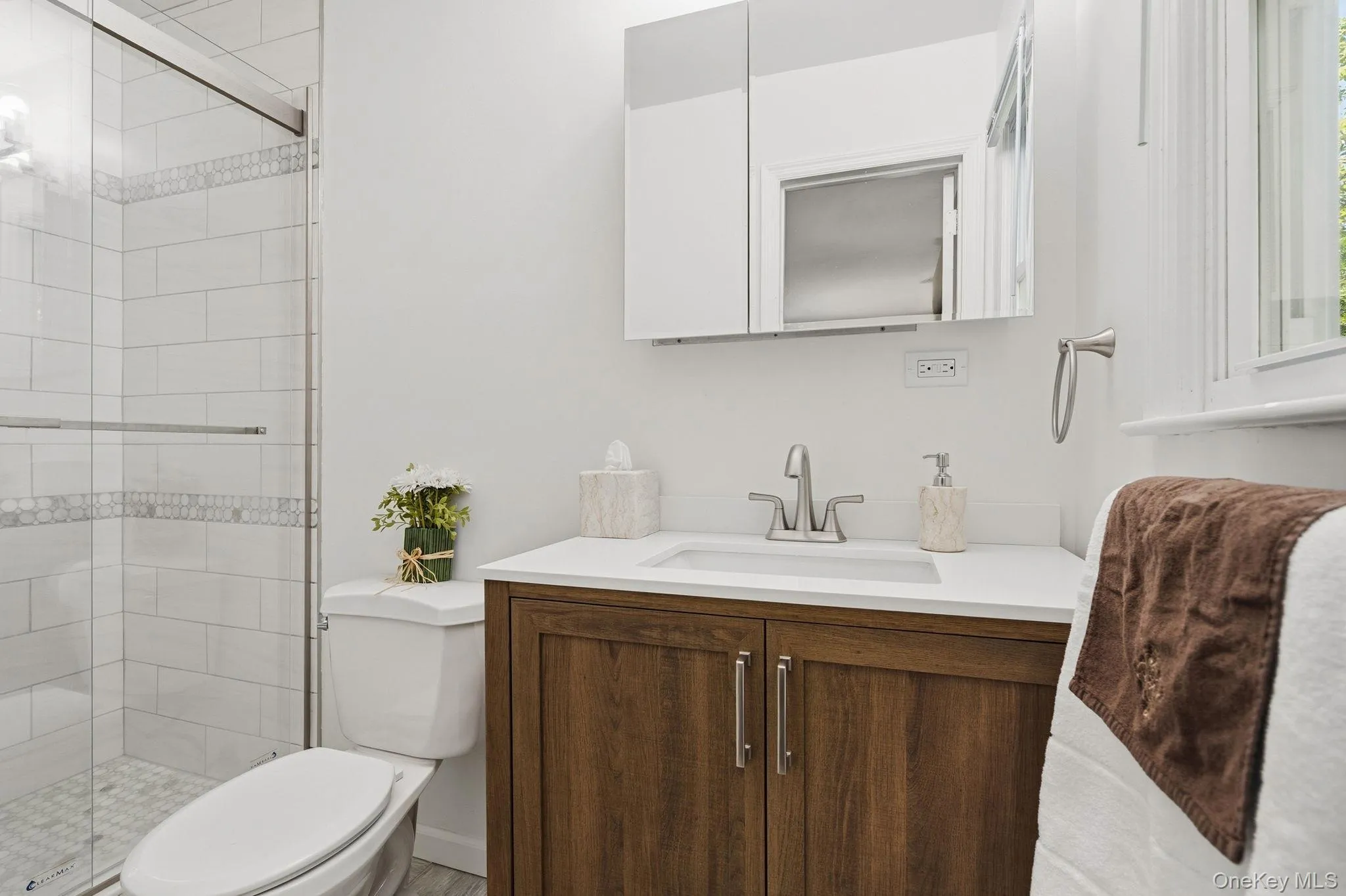 A bright and functional shower designed for everyday comfort. A bright and functional shower designed for everyday comfort.
