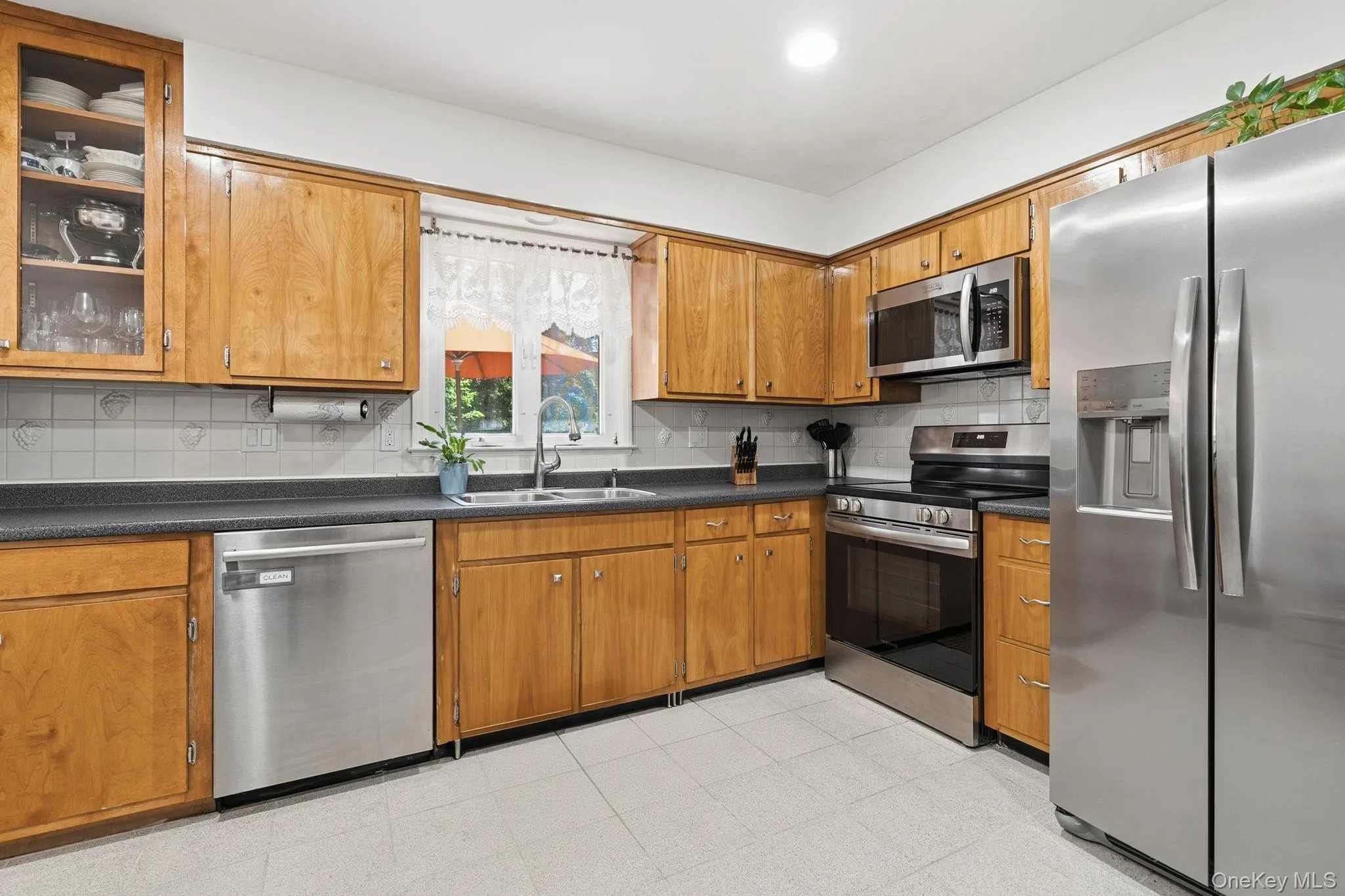 Abundant cabinetry and generous workspace inspire culinary creativity. Abundant cabinetry and generous workspace inspire culinary creativity.