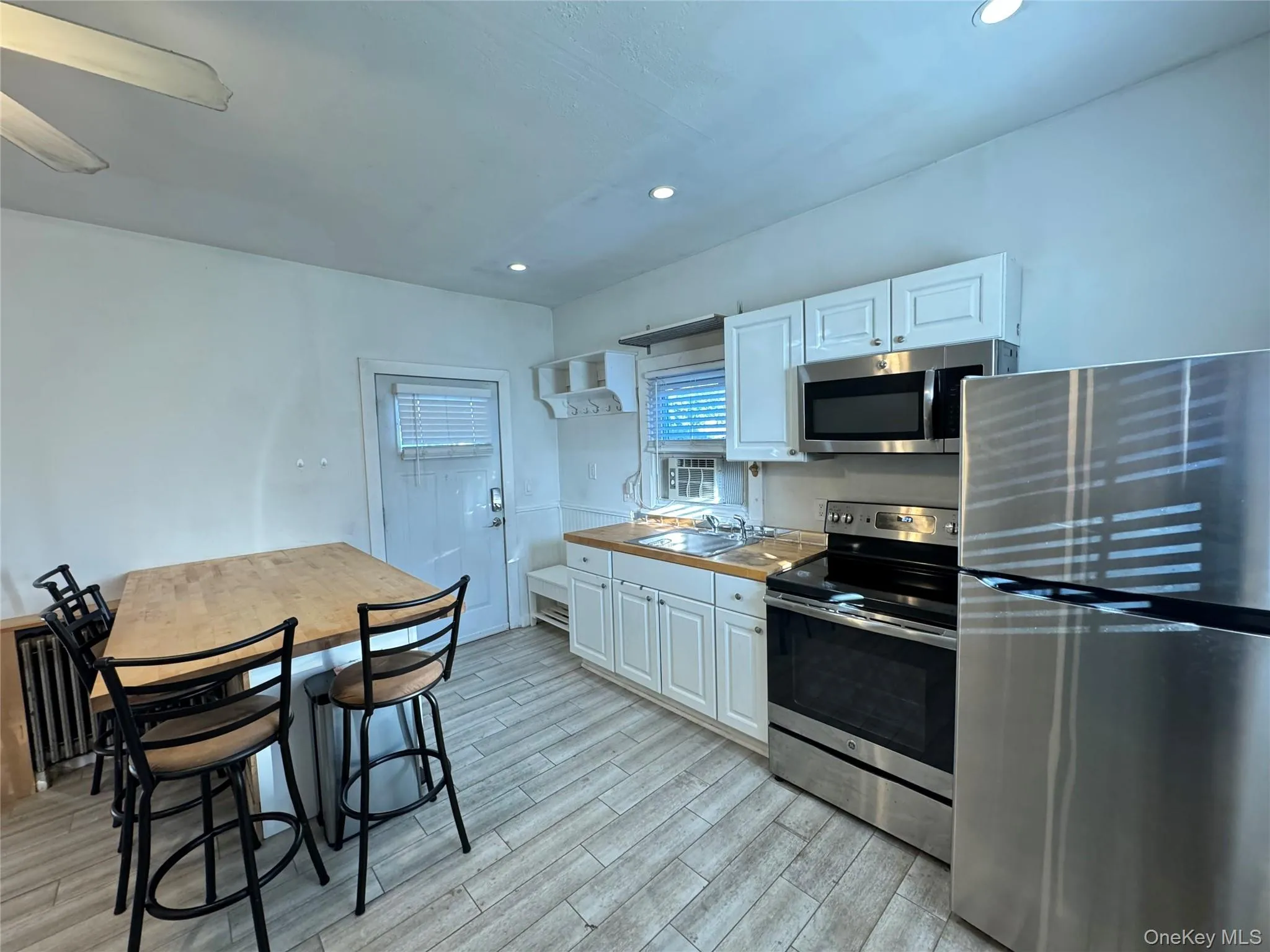 Accessory apartment Kitchen butcher block island Accessory apartment Kitchen butcher block island