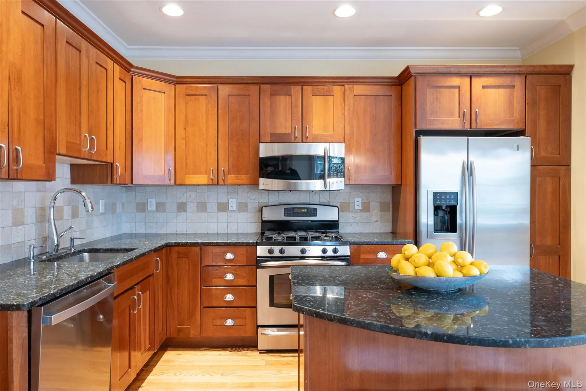 Hardwood floors and well built cabinets. Granite counters. Hardwood floors and well built cabinets. Granite counters.