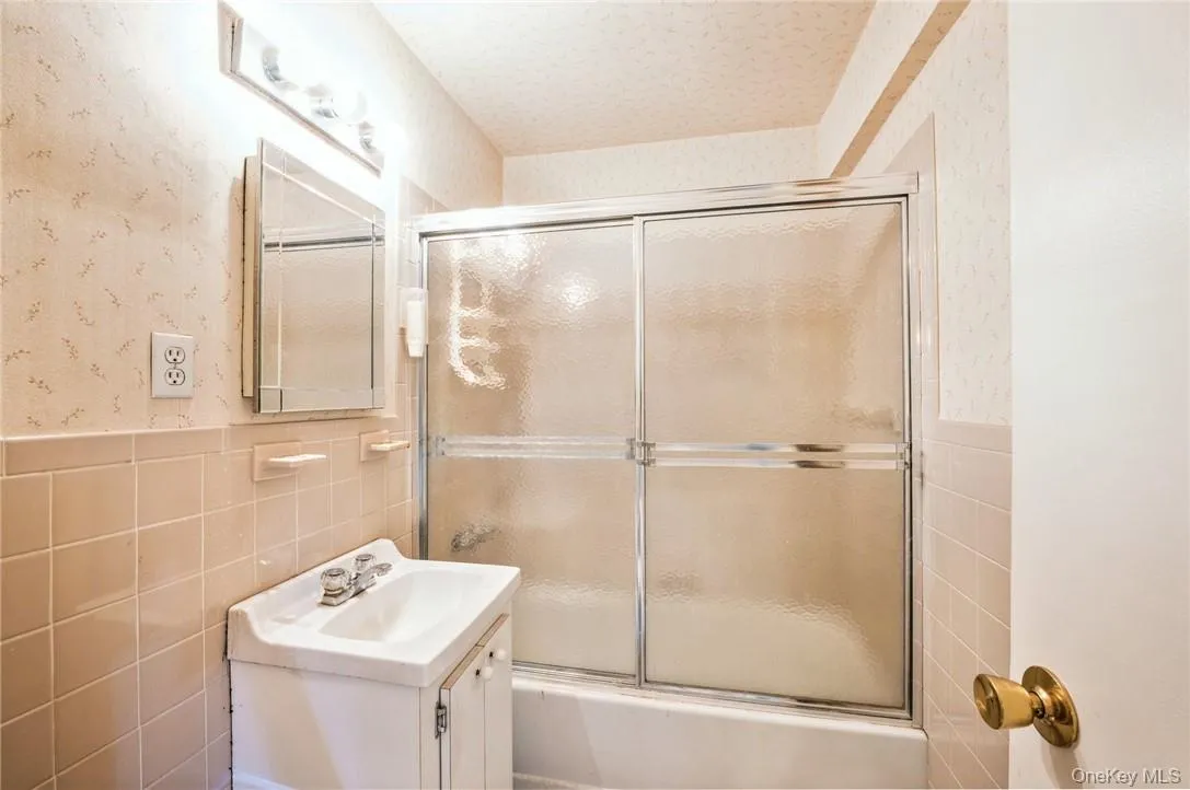 6300 Riverdale Avenue, New York, NY, 1 Bedroom Bedrooms, 4 Rooms Rooms,1 BathroomBathrooms,Residential,For Rent,Riverdale,0,971858 6300 Riverdale Avenue, New York, NY, 1 Bedroom Bedrooms, 4 Rooms Rooms,1 BathroomBathrooms,Residential,For Rent,Riverdale,0,971858