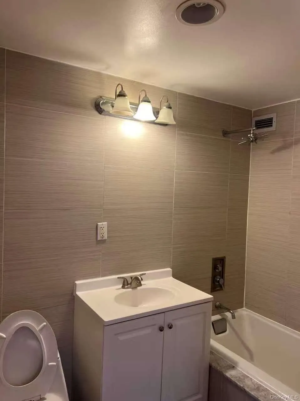 13338 Sanford Avenue, New York, NY, 1 Bedroom Bedrooms, 4 Rooms Rooms,1 BathroomBathrooms,Residential Sale,For Rent,Sanford,0,971904 13338 Sanford Avenue, New York, NY, 1 Bedroom Bedrooms, 4 Rooms Rooms,1 BathroomBathrooms,Residential Sale,For Rent,Sanford,0,971904