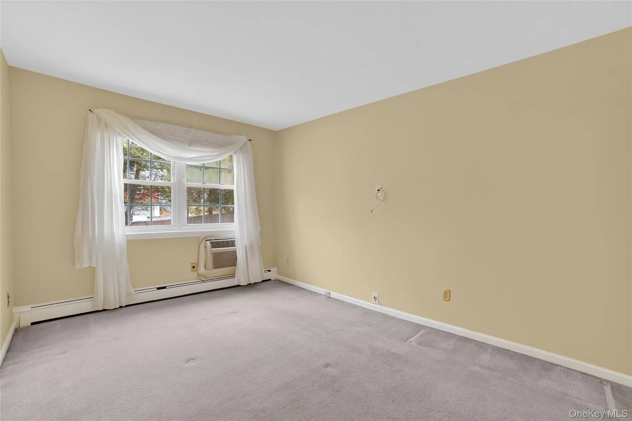 Nice sized Bedroom Nice sized Bedroom