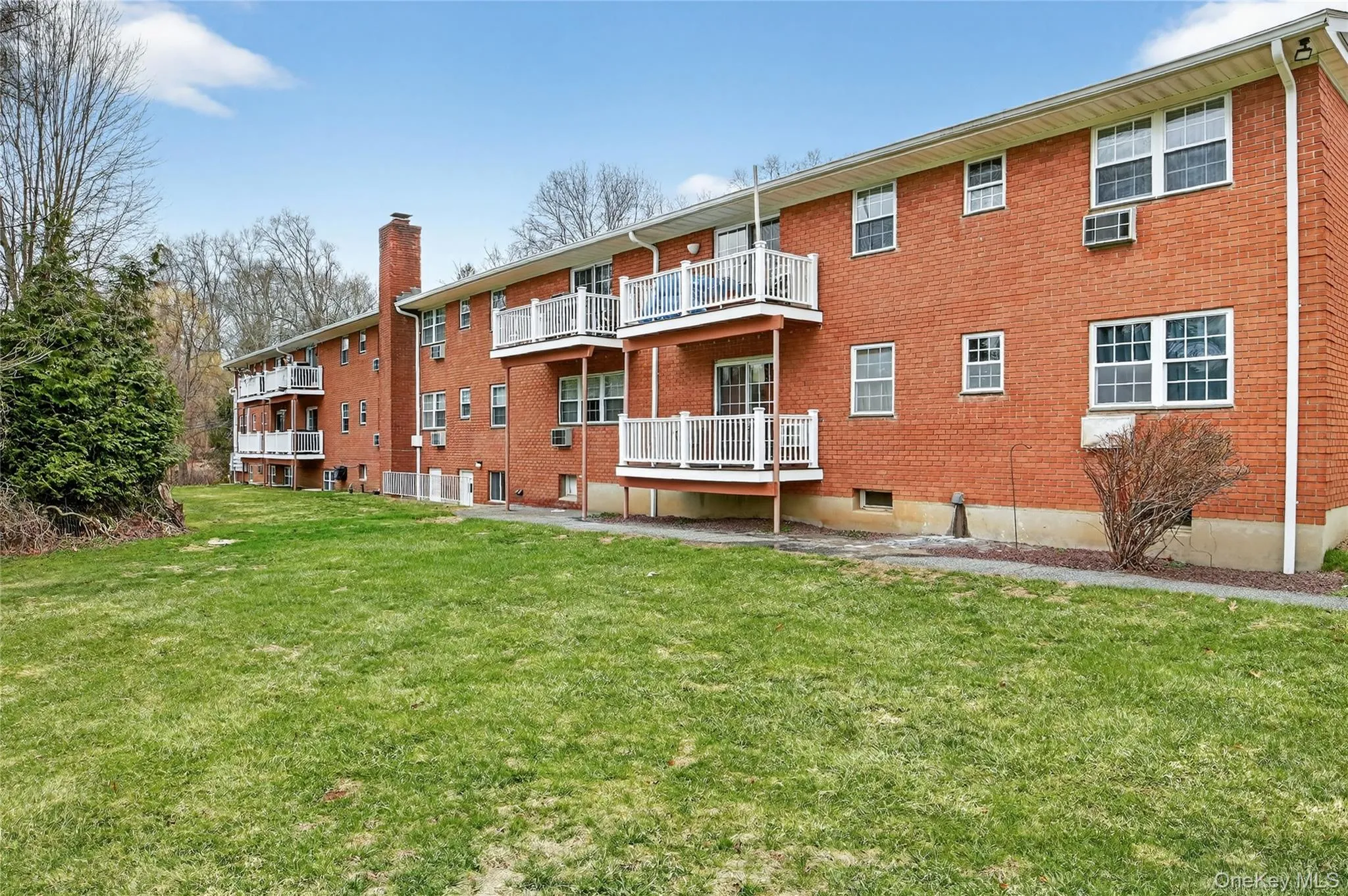 Common outdoor space available. Common outdoor space available.