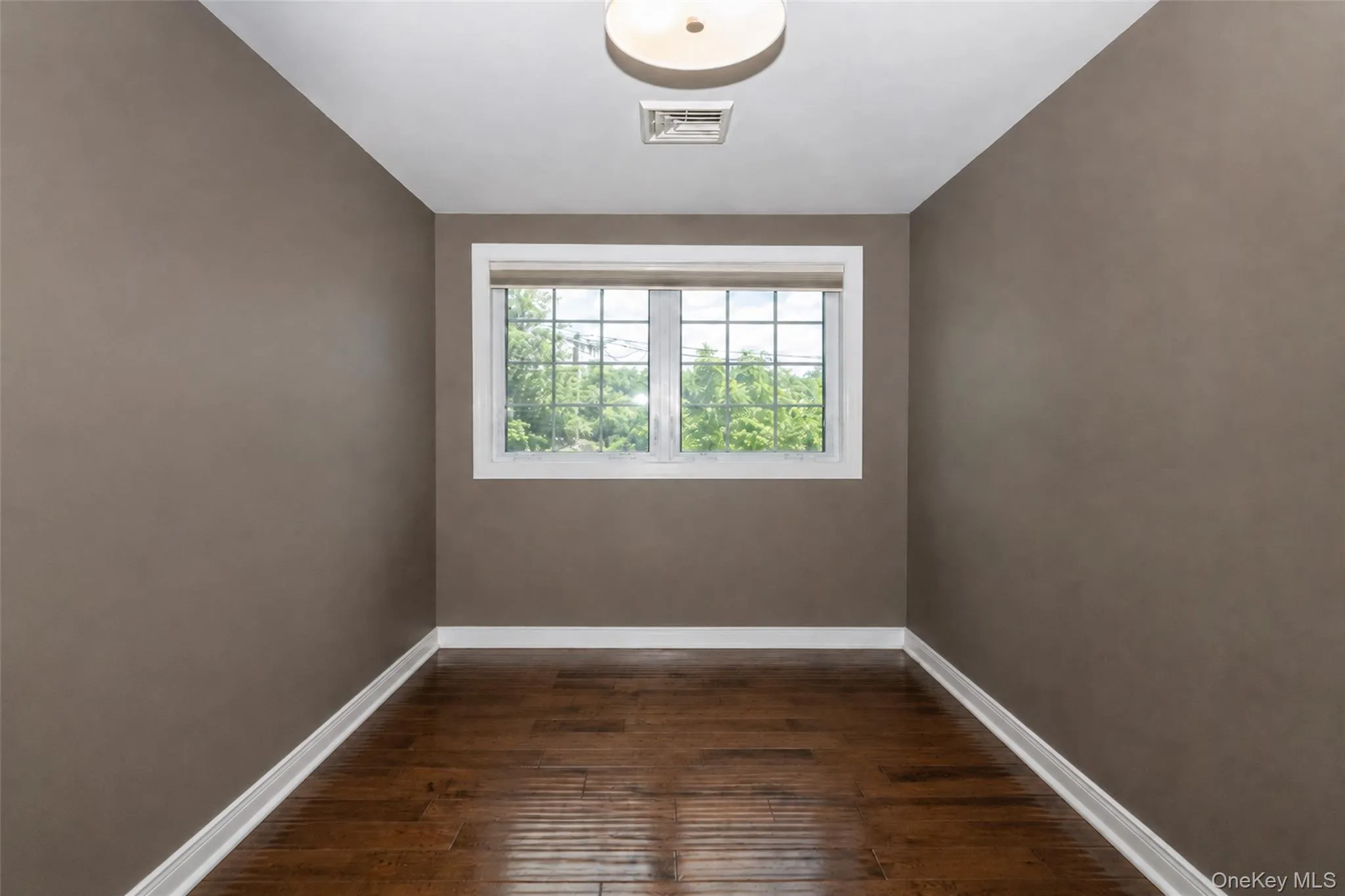 Study room, also fits twin bed Study room, also fits twin bed