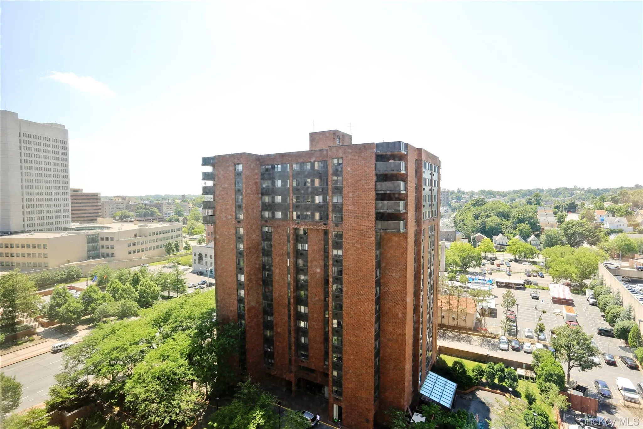 Peaceful location in the heart of White Plains and a short walk to the Metro North train station Peaceful location in the heart of White Plains and a short walk to the Metro North train station
