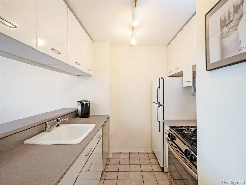 Sensible kitchen layout with ample cabinets and counter space for food preparation Sensible kitchen layout with ample cabinets and counter space for food preparation