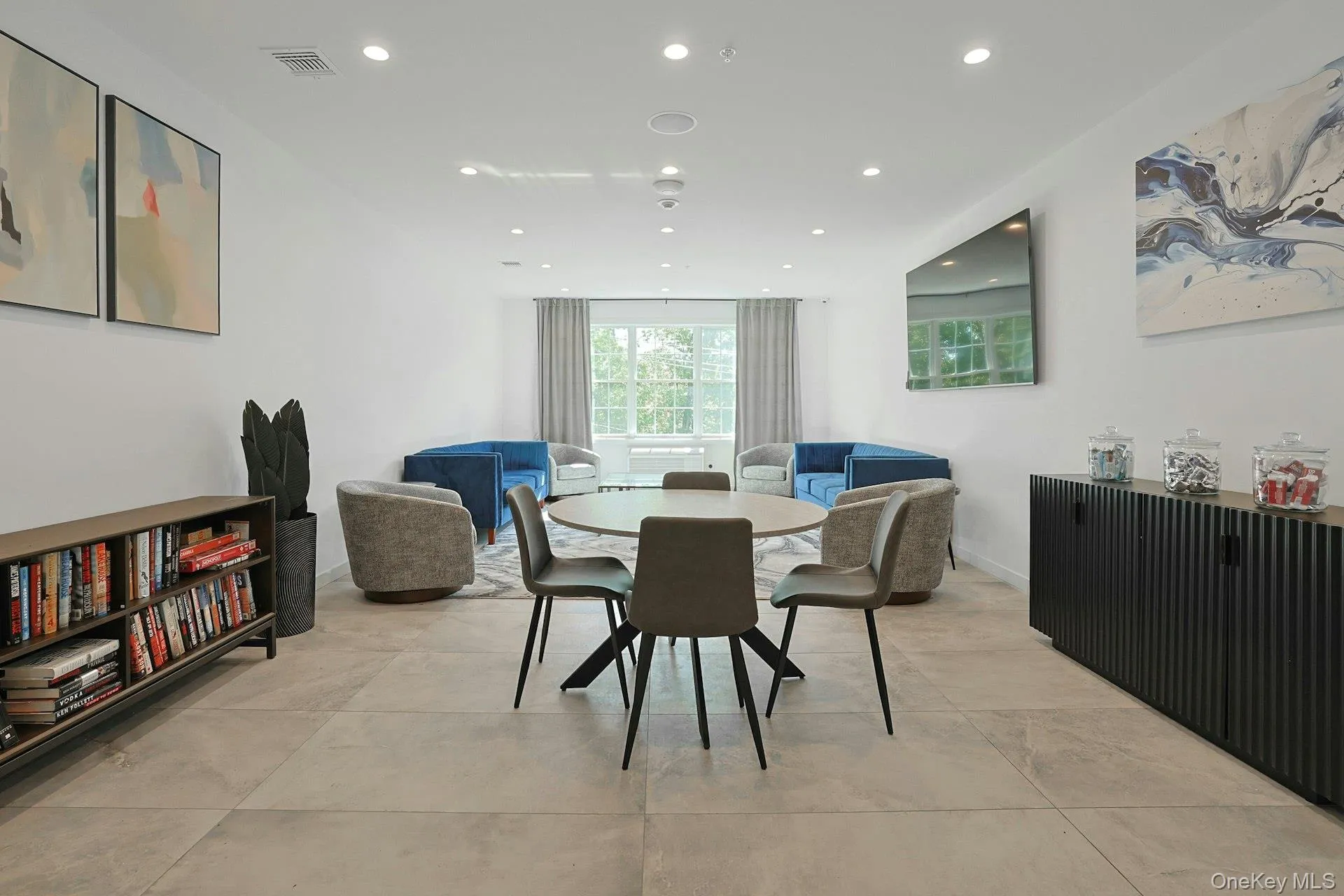 A lovely community room to enjoy with your neighbors, family and friends. A lovely community room to enjoy with your neighbors, family and friends.